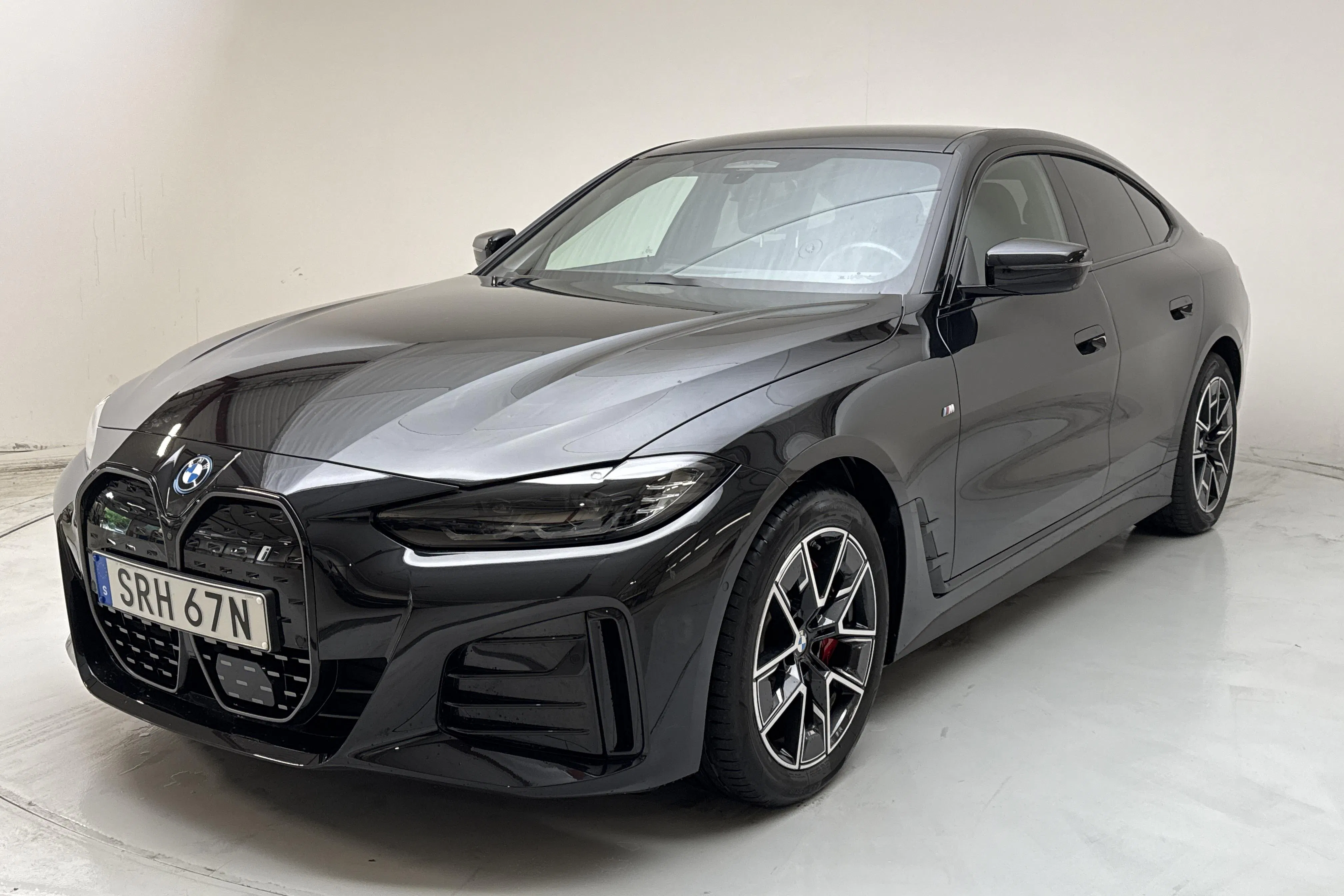 Presentationsfoto 1 av 21: BMW i4 eDrive40, G26 (340hk) - 1 575 mil - Automat - svart - 2024