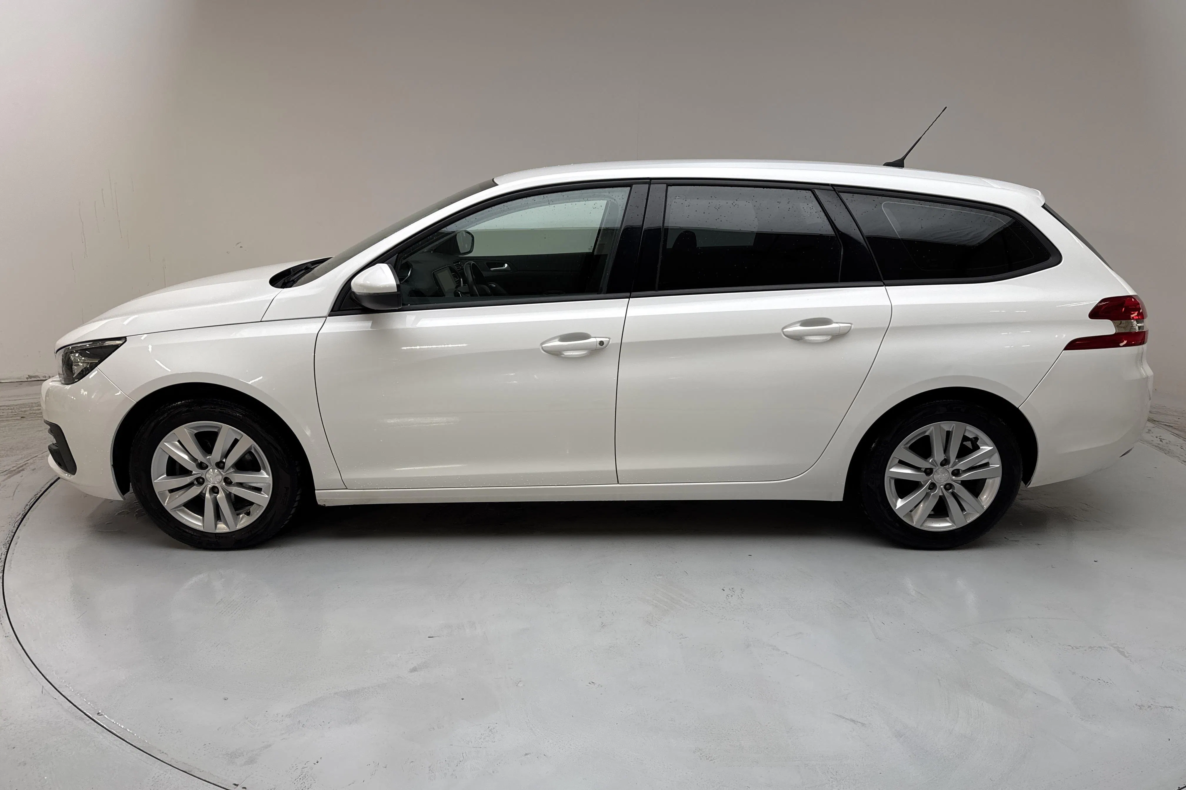 Presentationsfoto 2 av 12: Peugeot 308 SW BlueHDi (130hk) - 9 846 mil - Automat - vit - 2021