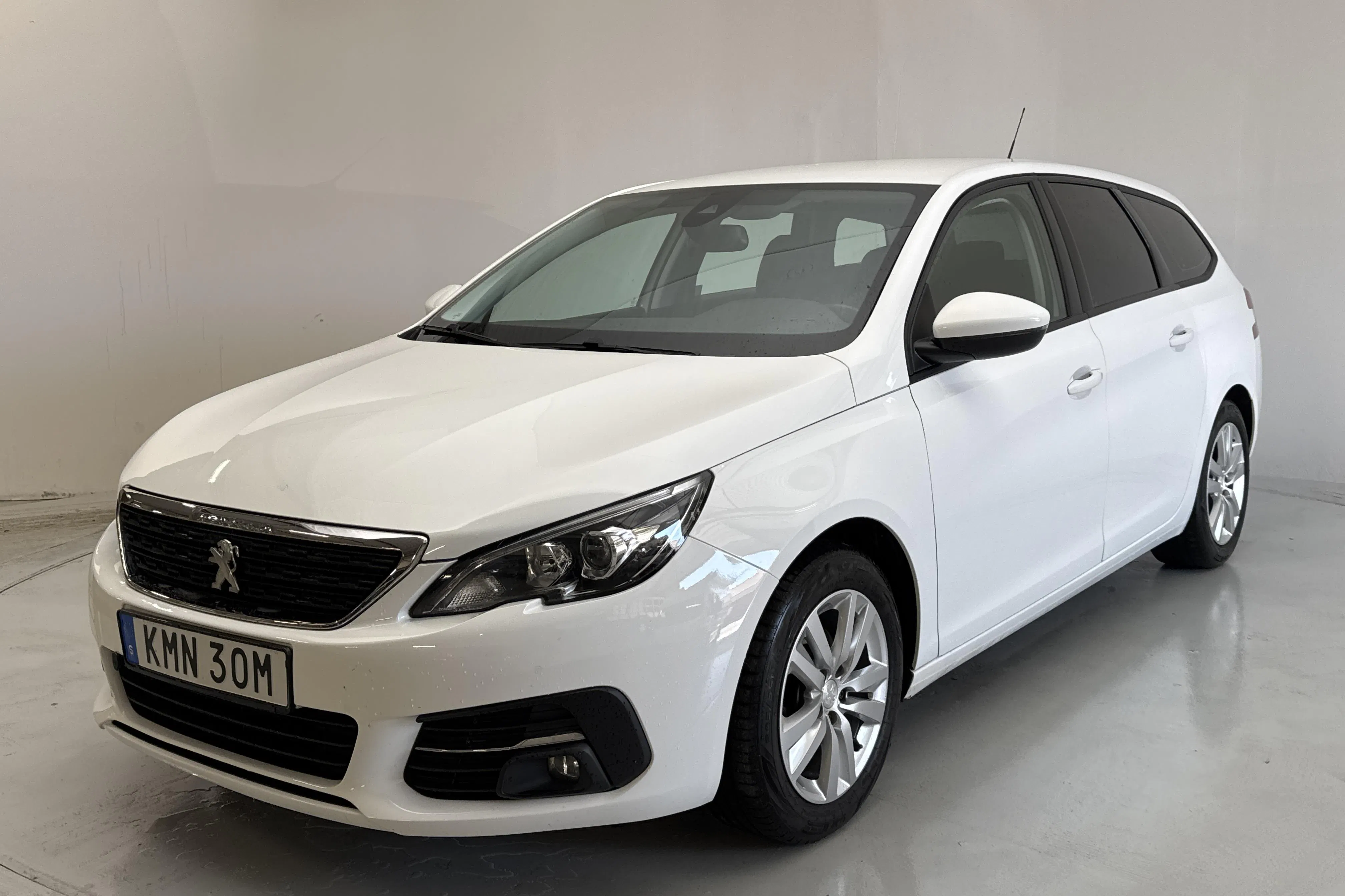 Presentationsfoto 1 av 12: Peugeot 308 SW BlueHDi (130hk) - 9 846 mil - Automat - vit - 2021