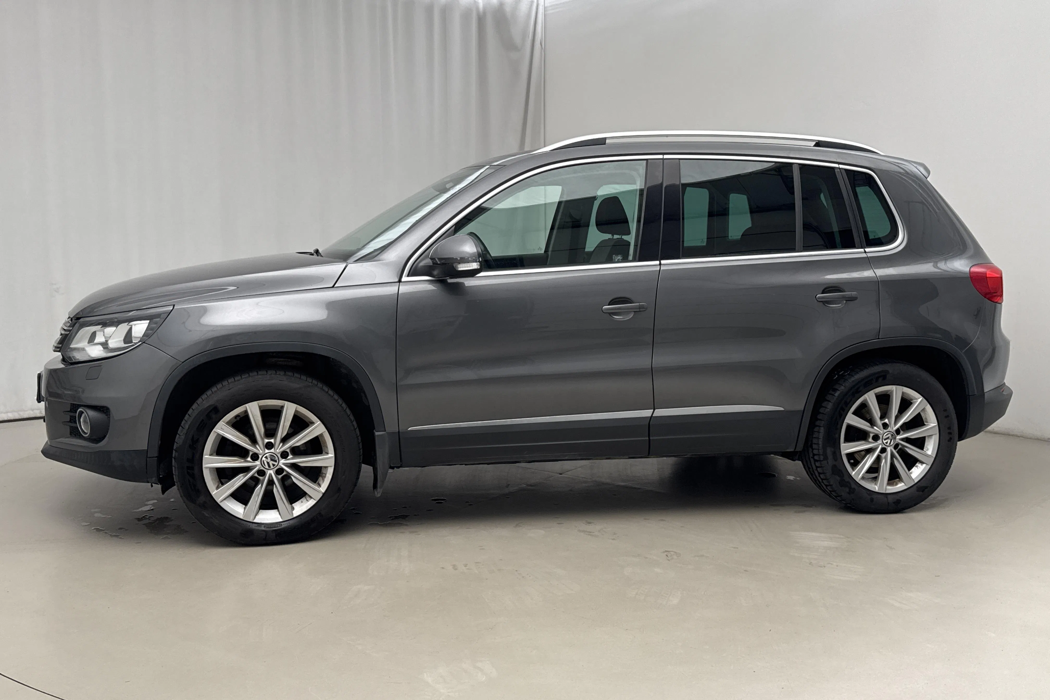 Presentationsfoto 2 av 19: VW Tiguan 2.0 TFSI (211hk) - 21 187 mil - Manuell - Mörkgrå - 2012