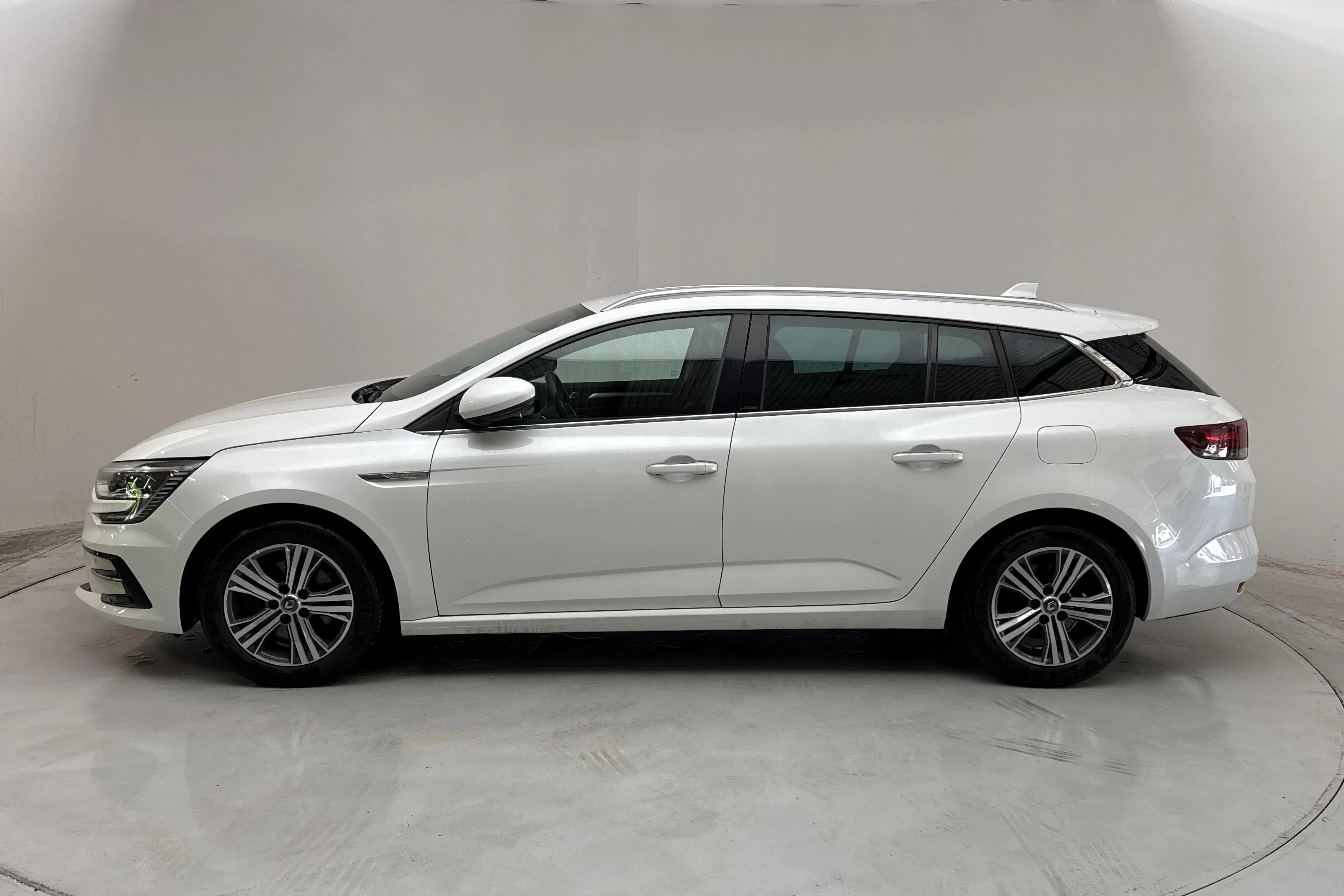 Presentationsfoto 2 av 15: Renault Mégane 1.6 E-TECH Sport Tourer (160hk) - 7 846 mil - Automat - vit - 2021
