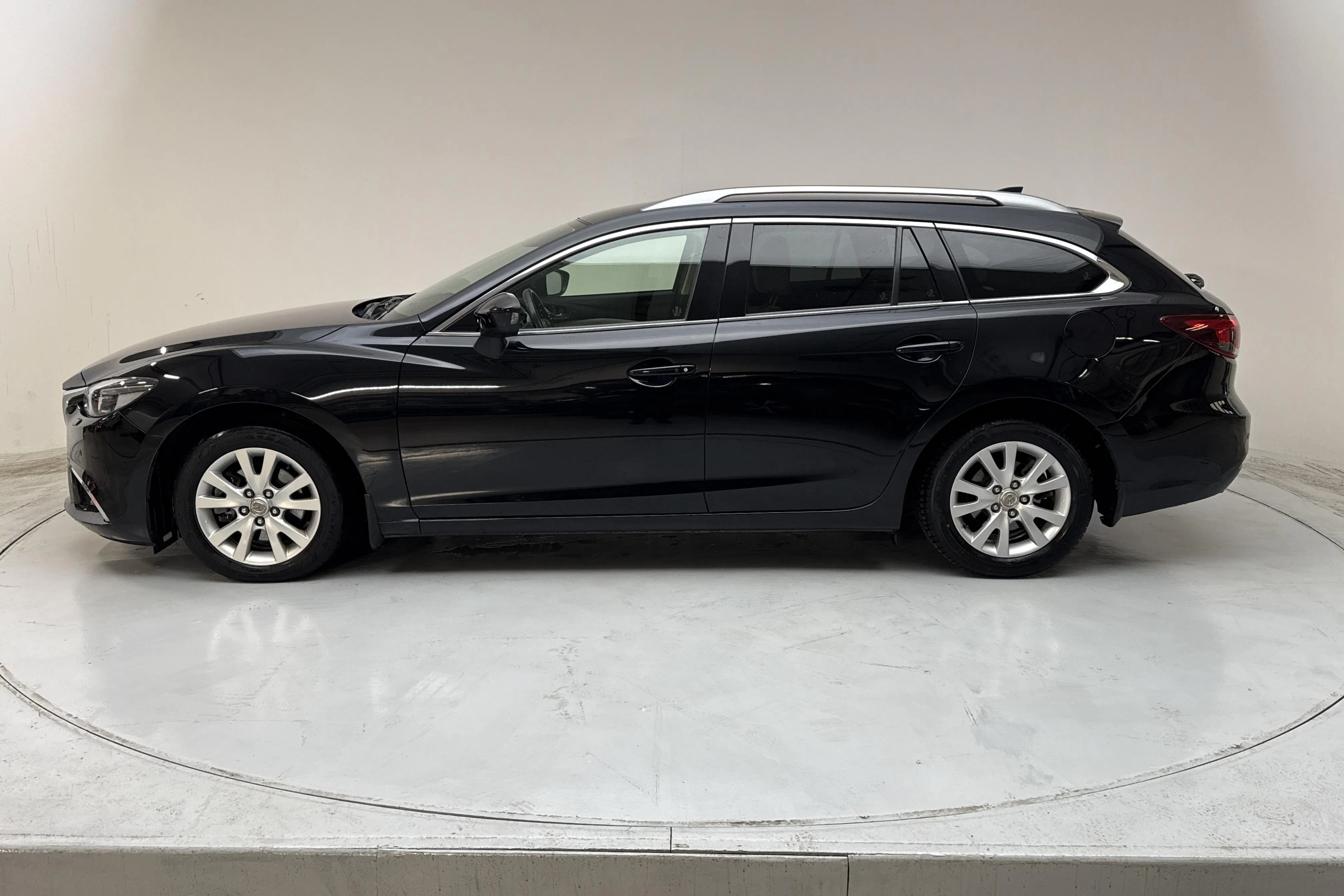 Presentationsfoto 2 av 15: Mazda 6 2.2 DE Kombi AWD (175hk) - 24 235 mil - Automat - svart - 2015