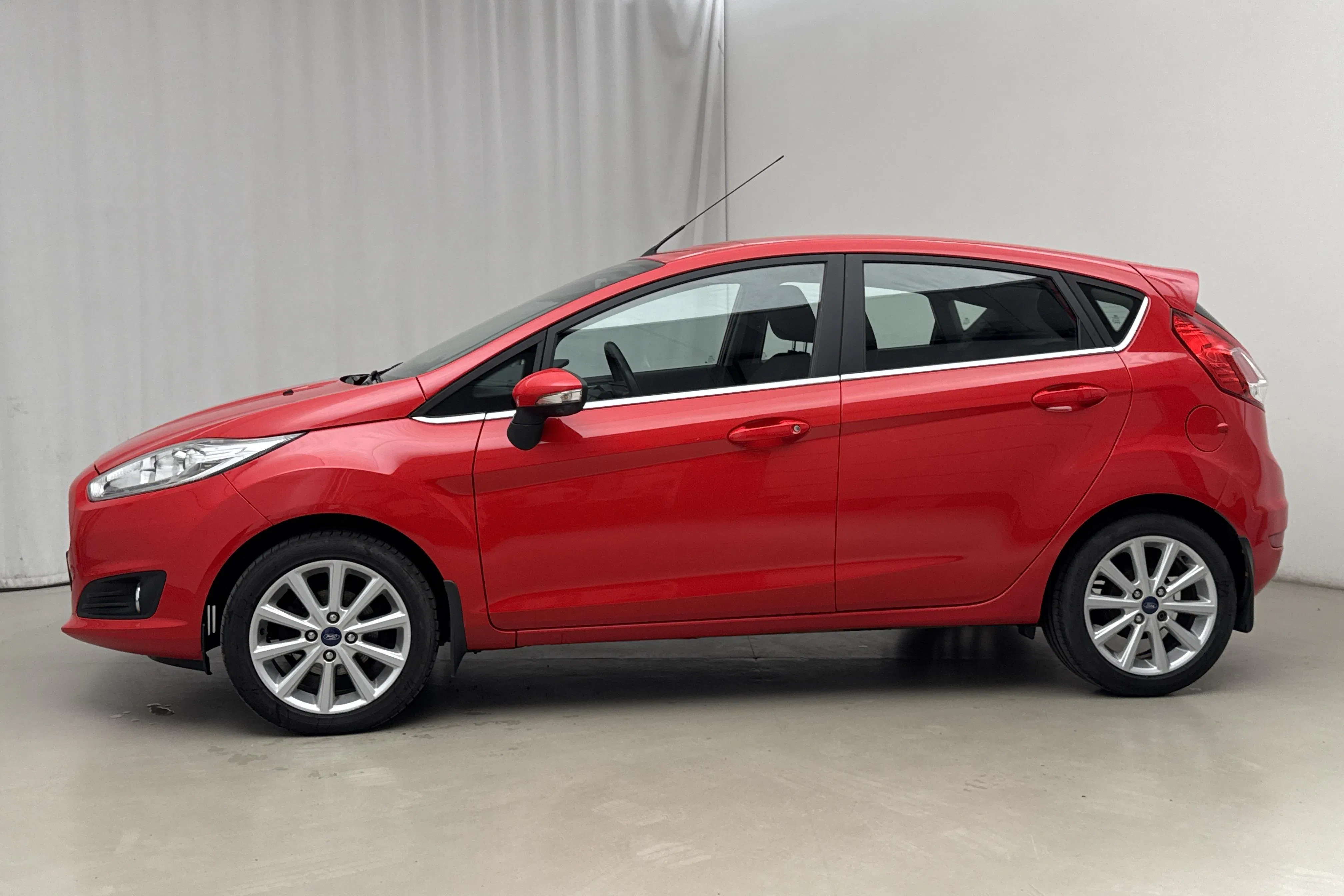Presentation photo 2 of 15: Ford Fiesta 1.0 5dr (80hk) - 115 040 km - Manual - red - 2015