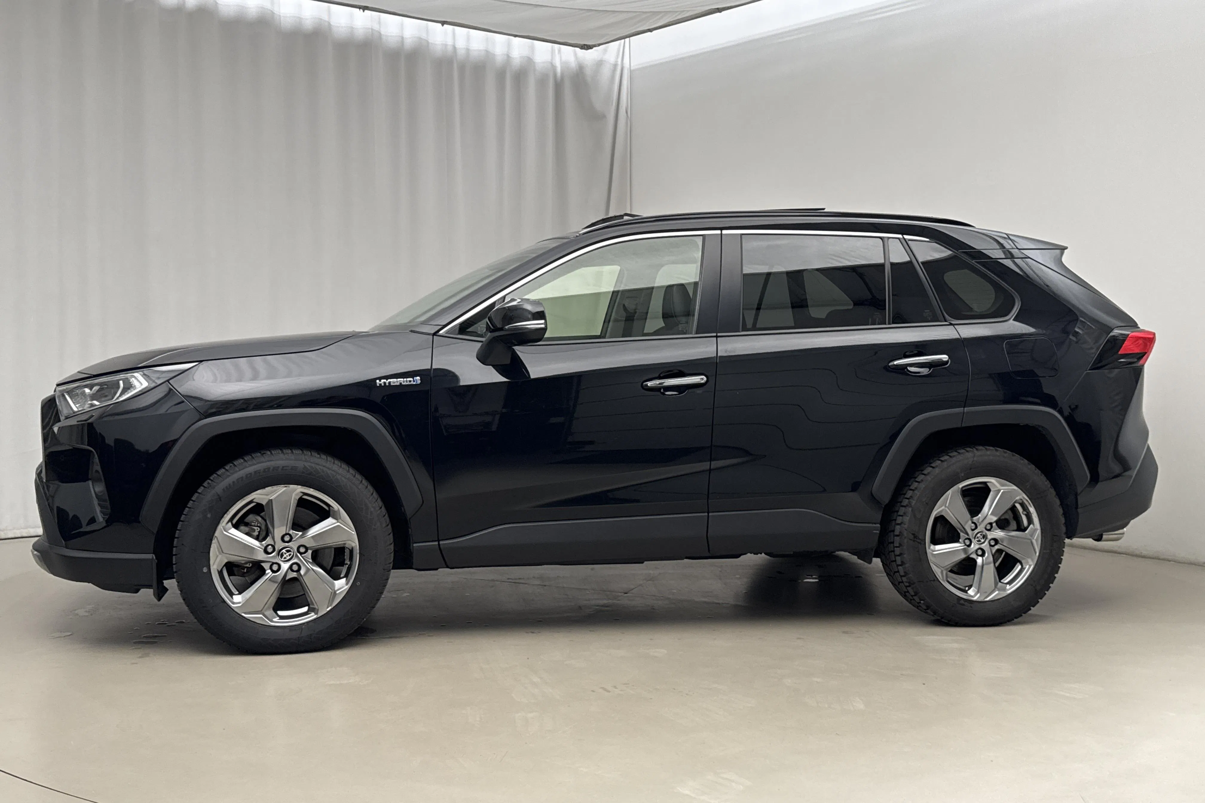 Presentationsfoto 2 av 20: Toyota RAV4 2.5 HSD AWD (222hk) - 4 494 mil - Automat - svart - 2021