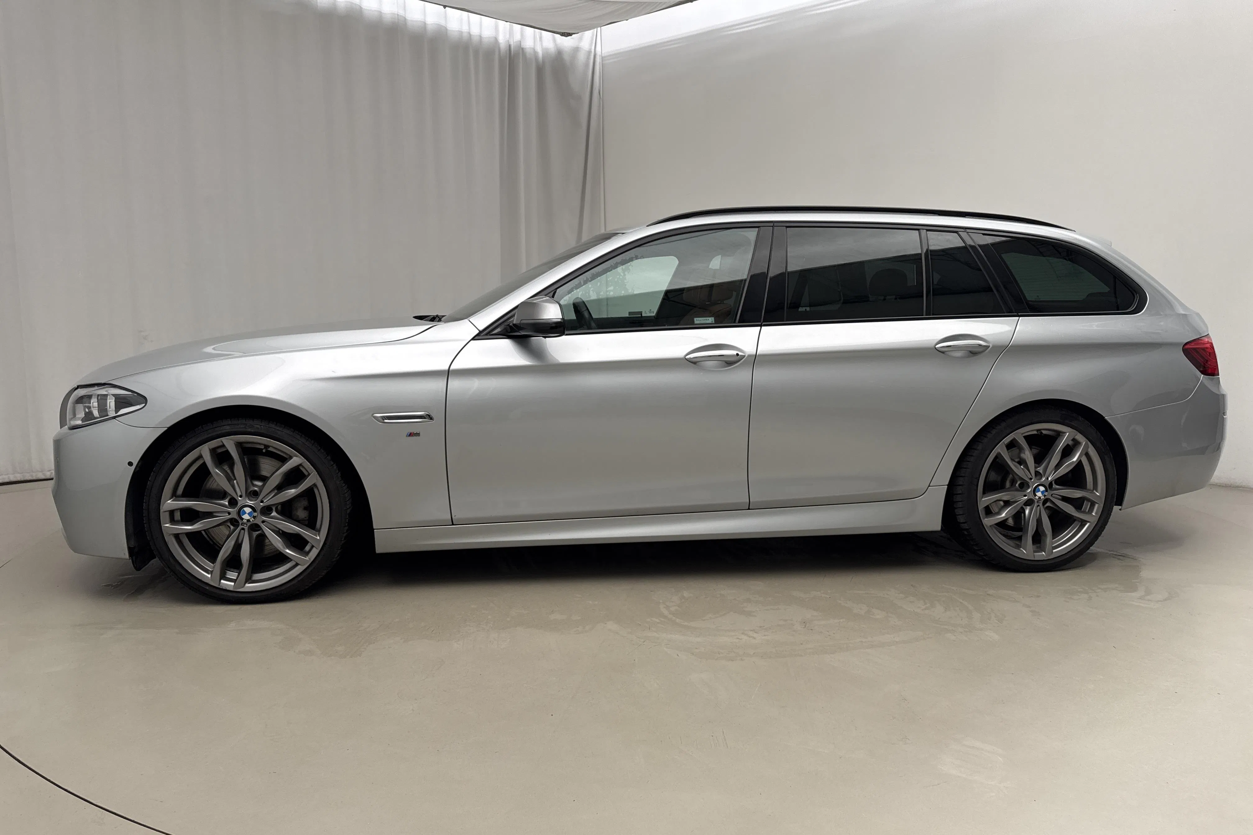 Presentation photo 2 of 23: BMW M550d xDrive Touring, F11 (381hk) - 206 180 km - Automatic - silver - 2016
