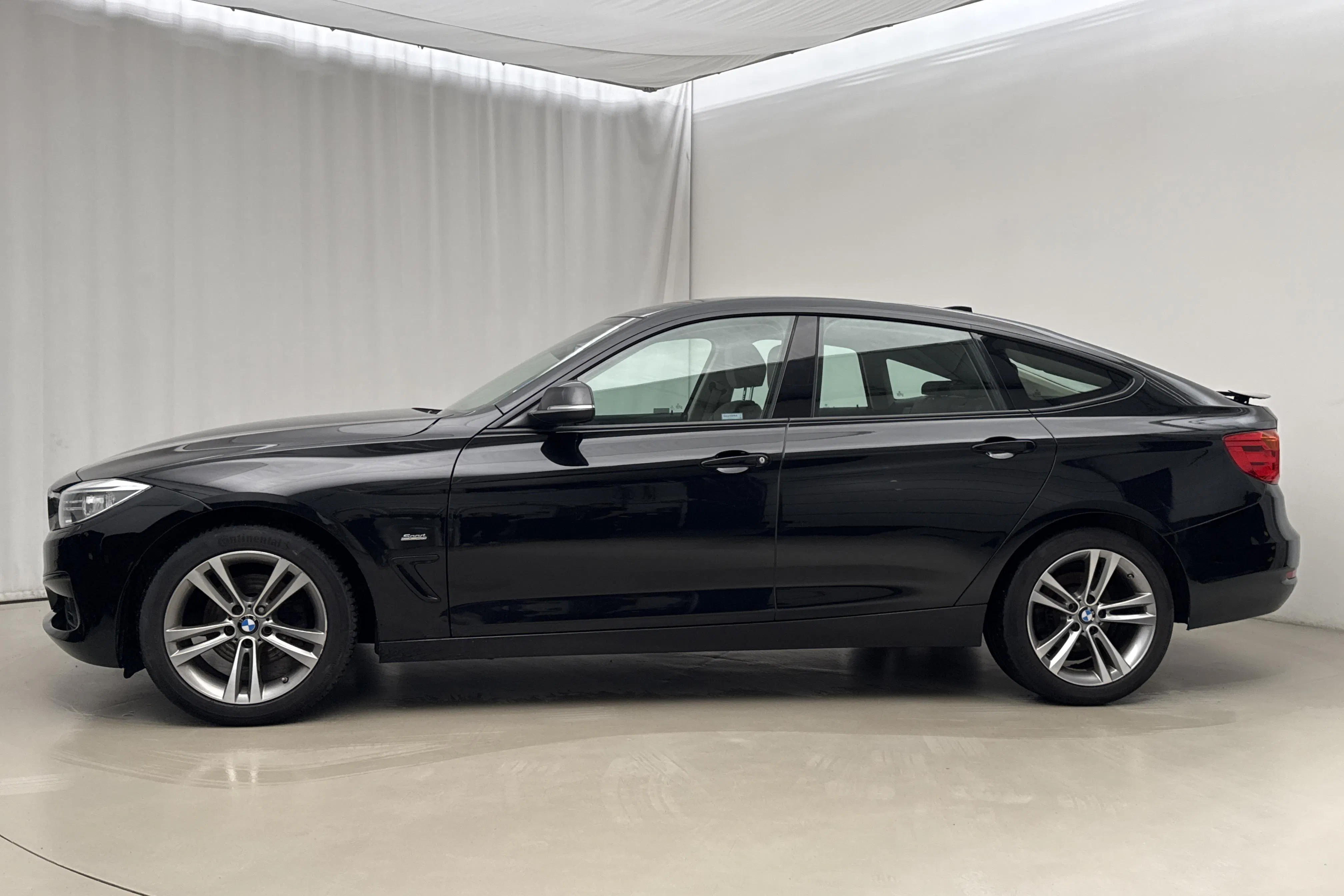 Presentationsfoto 2 av 17: BMW 320d GT xDrive, F34 (190hk) - 14 183 mil - Manuell - svart - 2016