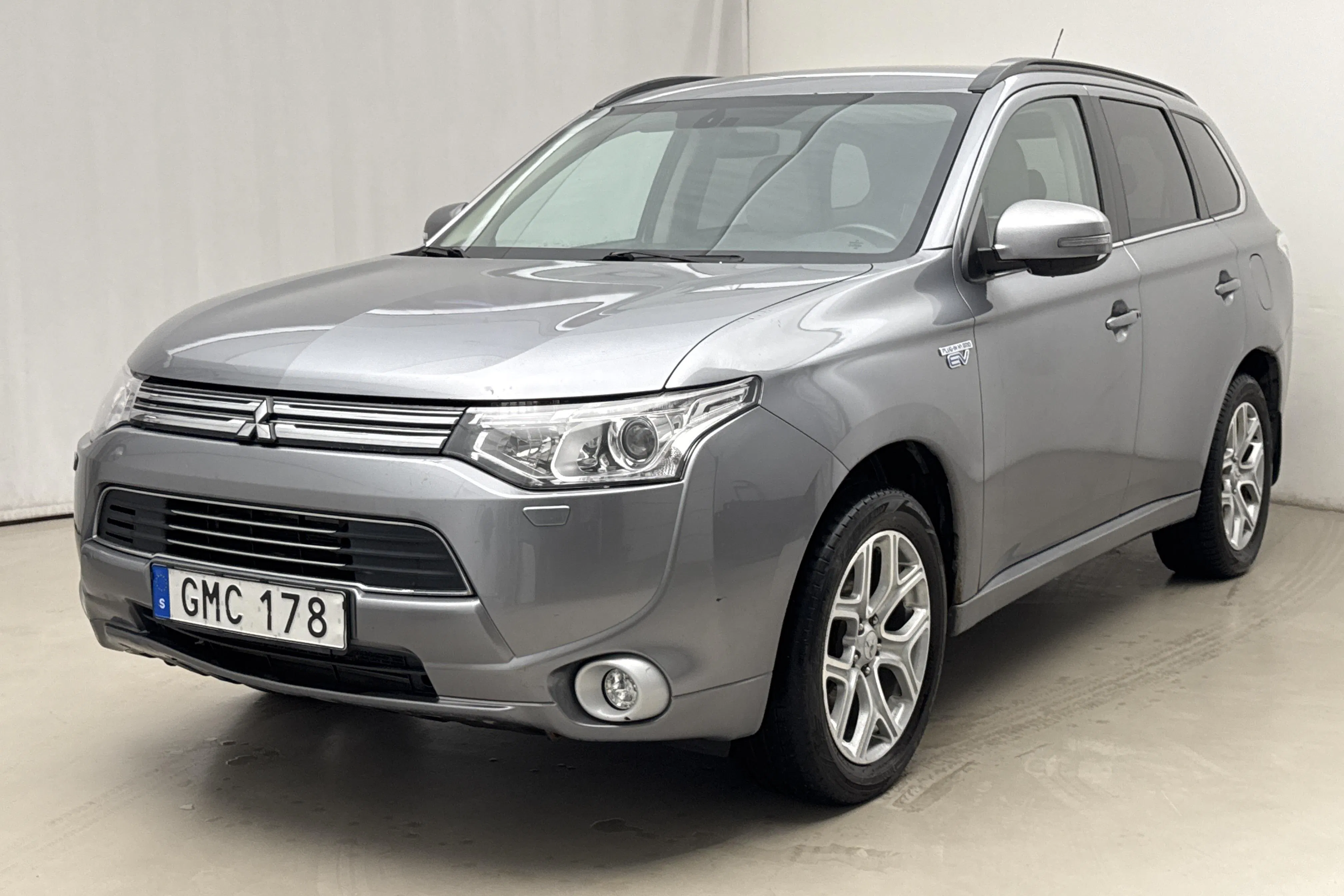 Presentation photo 1 of 20: Mitsubishi Outlander 2.0 Plug-in Hybrid 4WD (121hk) - 233 480 km - Automatic - 2014