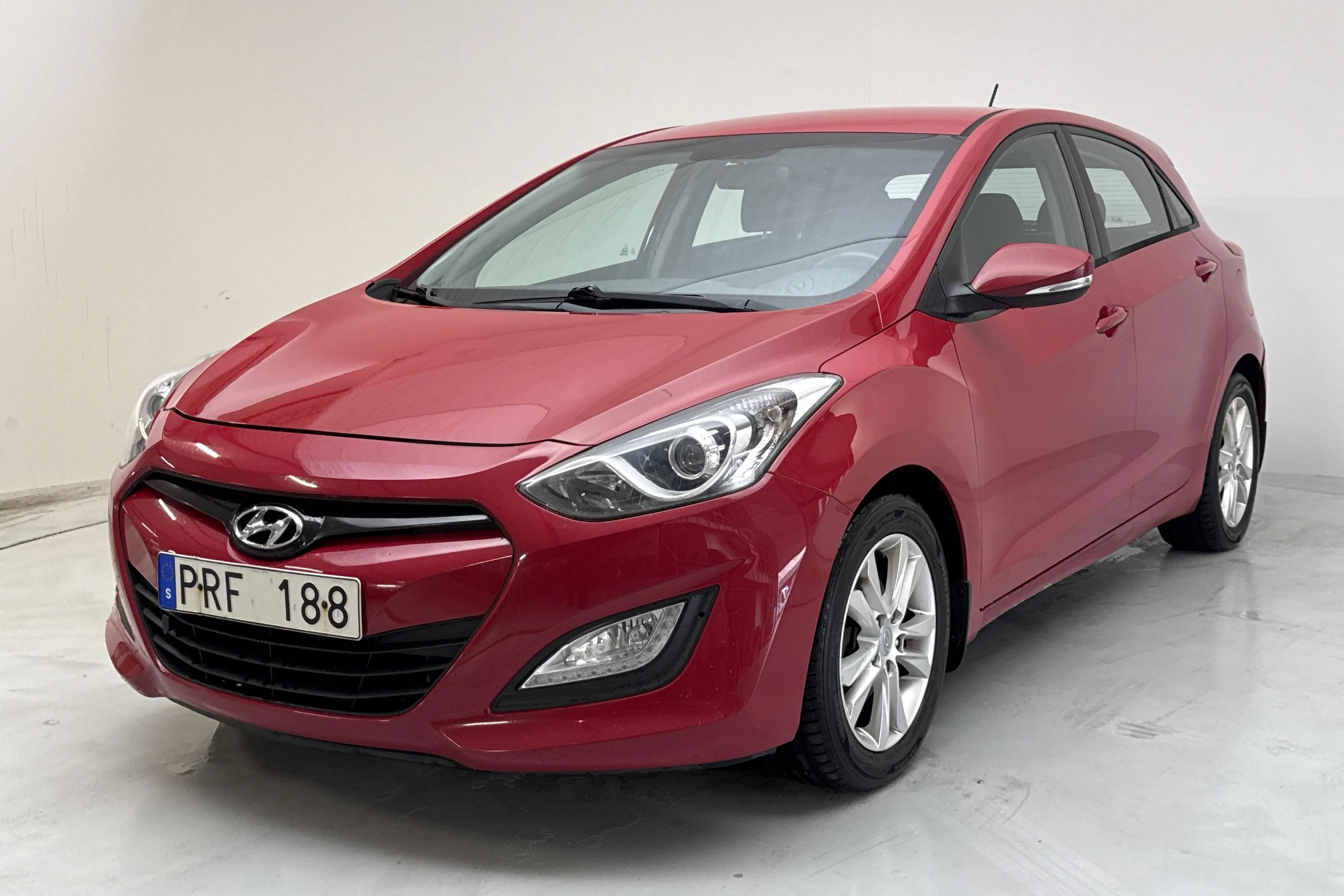 Presentation photo 1 of 12: Hyundai i30 1.6 CRDi 5dr (110hk) - 130 620 km - Manual - red - 2013