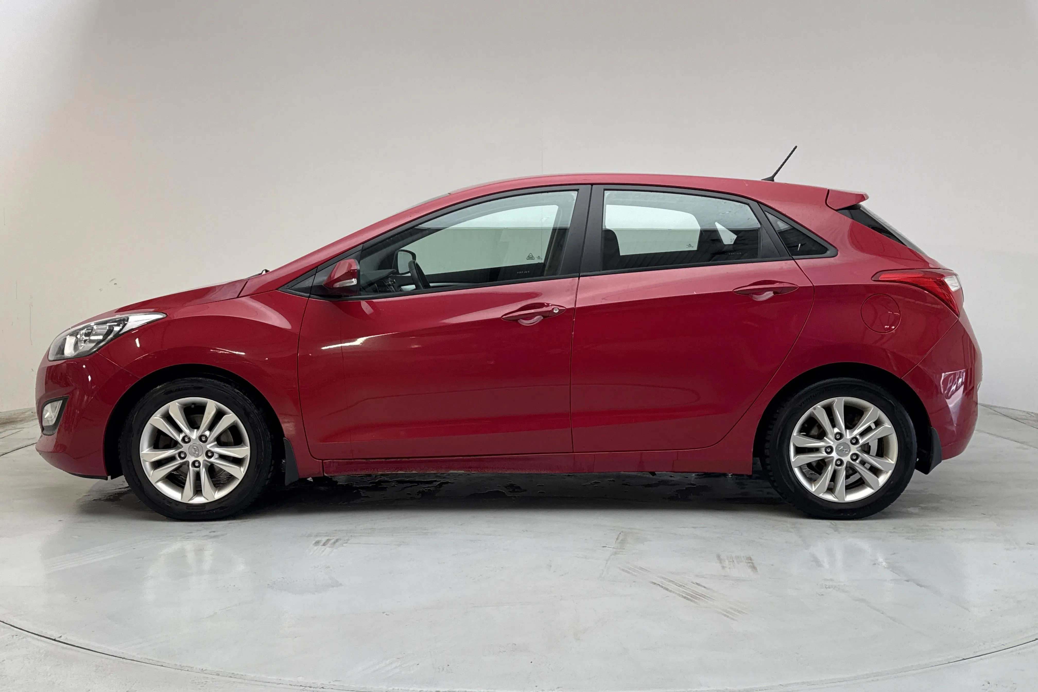 Presentation photo 2 of 12: Hyundai i30 1.6 CRDi 5dr (110hk) - 130 620 km - Manual - red - 2013