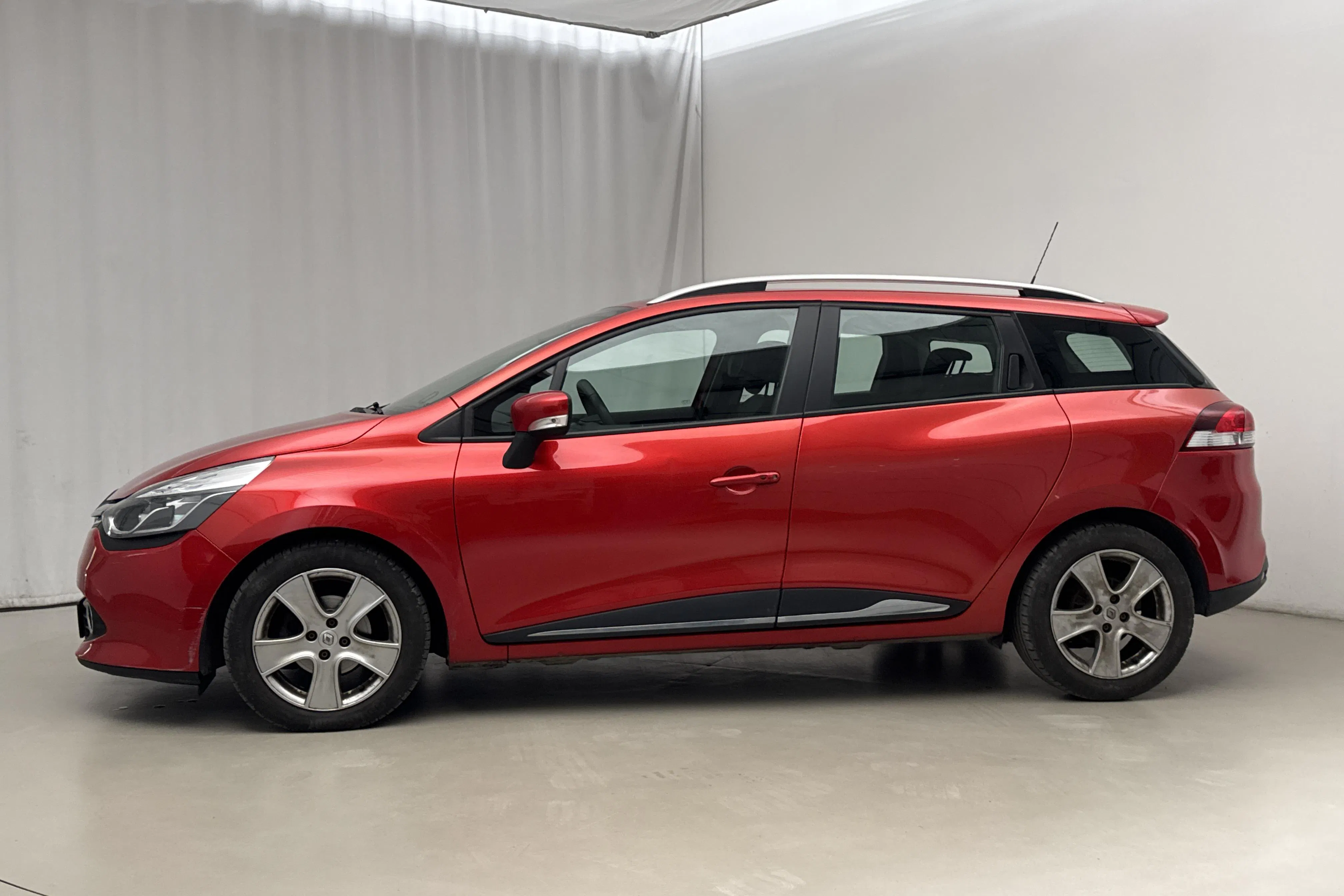 Presentation photo 2 of 16: Renault Clio IV 1.2 TCe 120 Tourer (120hk) - 86 760 km - Automatic - red - 2016