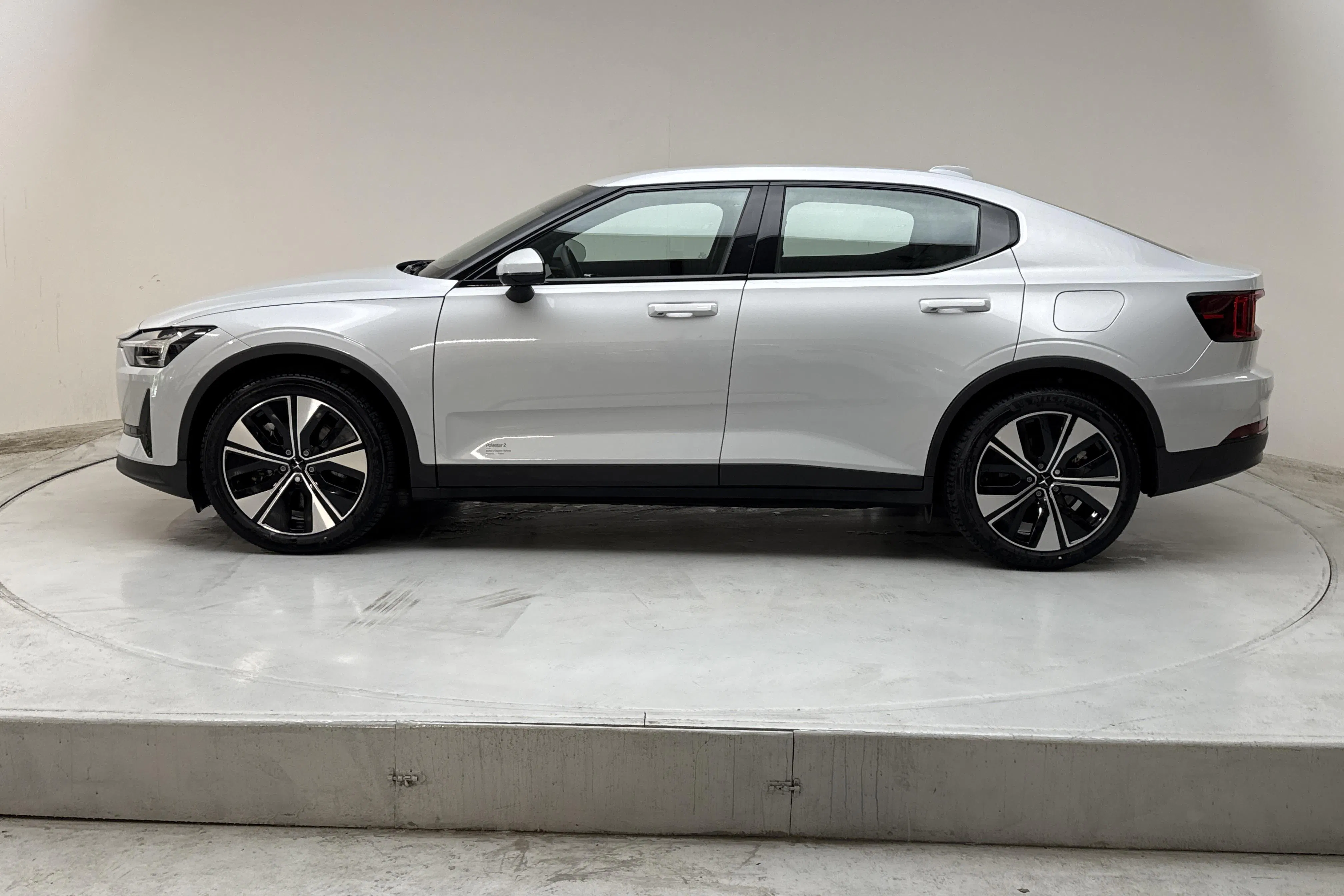 Presentationsfoto 2 av 16: Polestar 2 Standard range Single motor (231hk) - 4 761 mil - Automat - silver - 2023