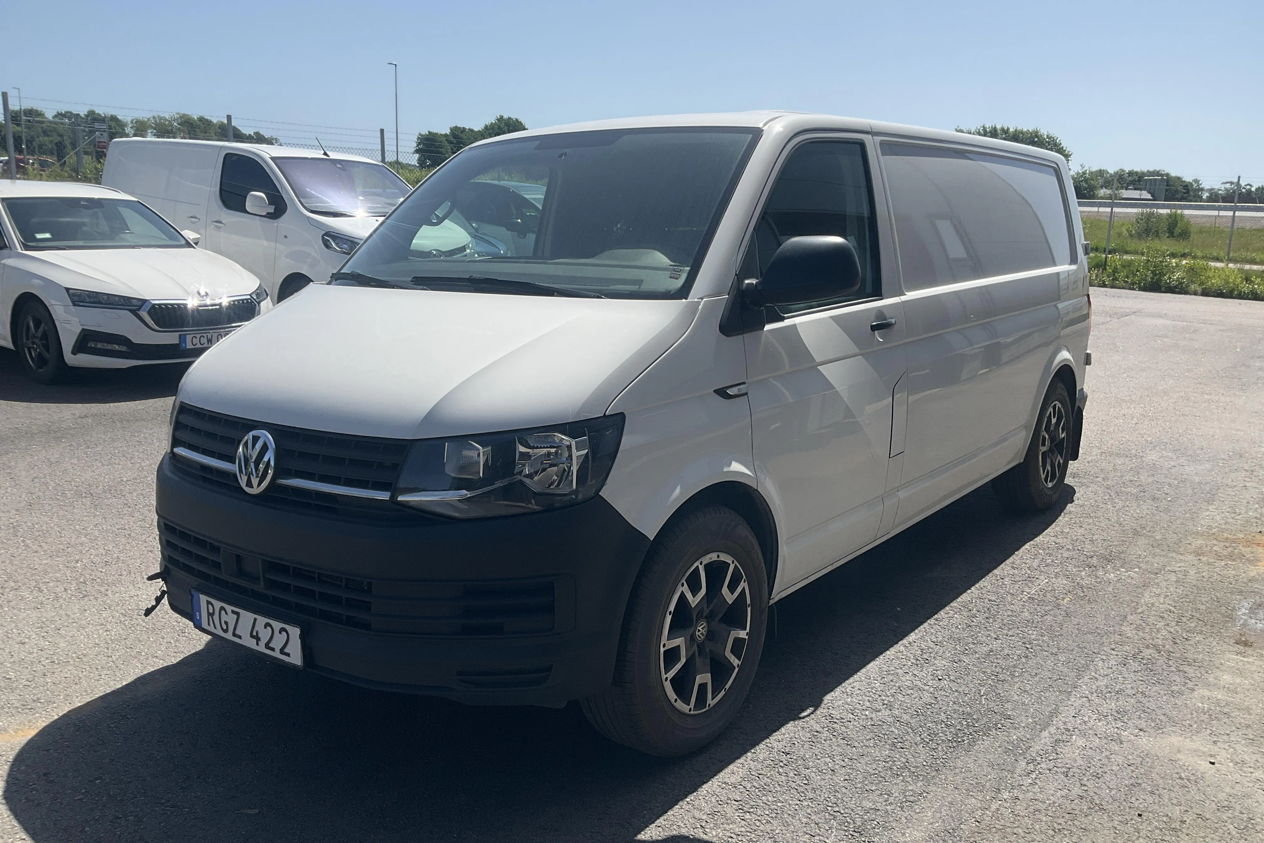 Presentationsfoto 1 av 14: VW Transporter T6 2.0 TDI BMT Skåp (150hk) - 19 162 mil - Automat - vit - 2017
