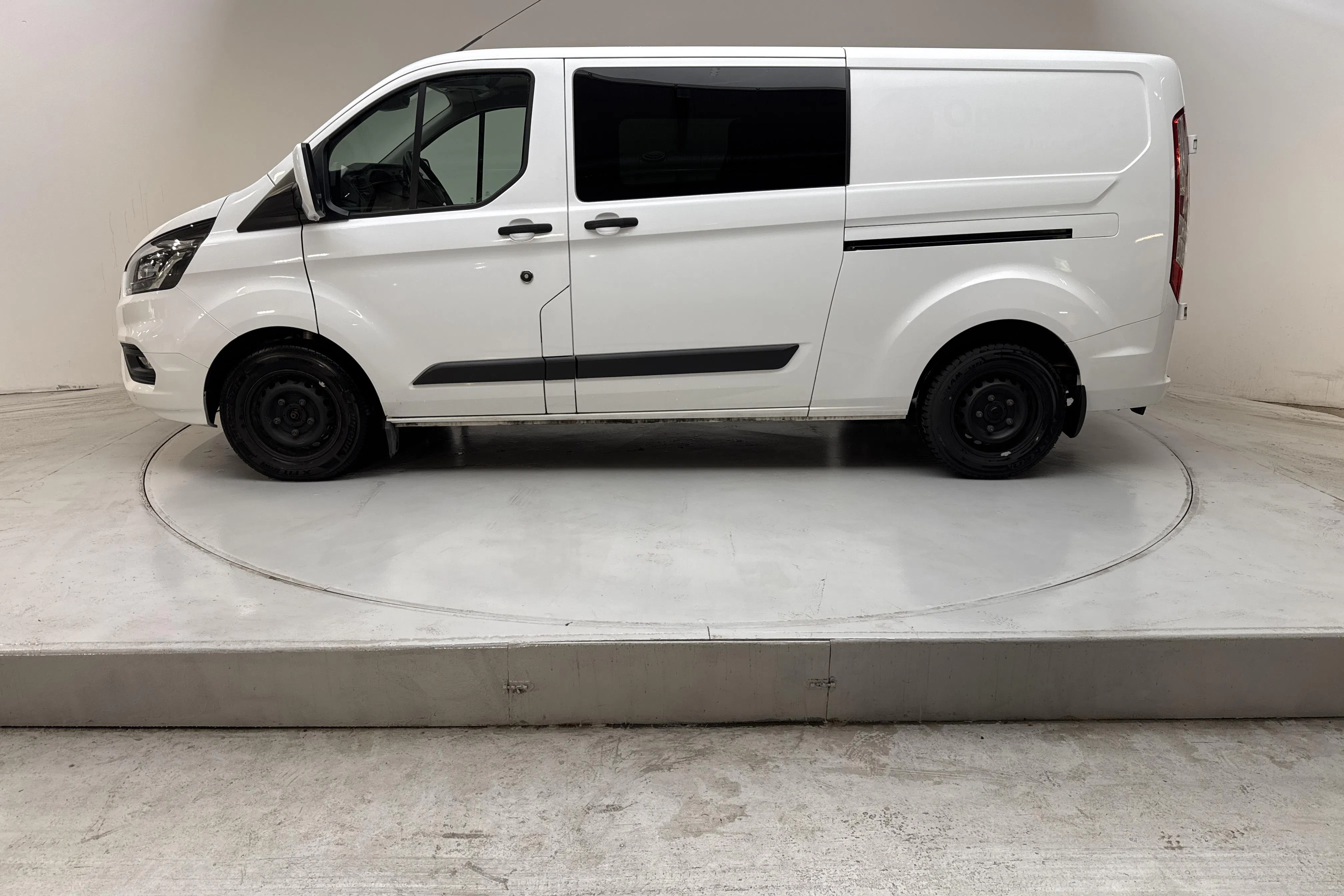 Presentation photo 2 of 15: Ford Transit Custom 340 Crew Van (170hk) - 101 190 km - Automatic - white - 2023