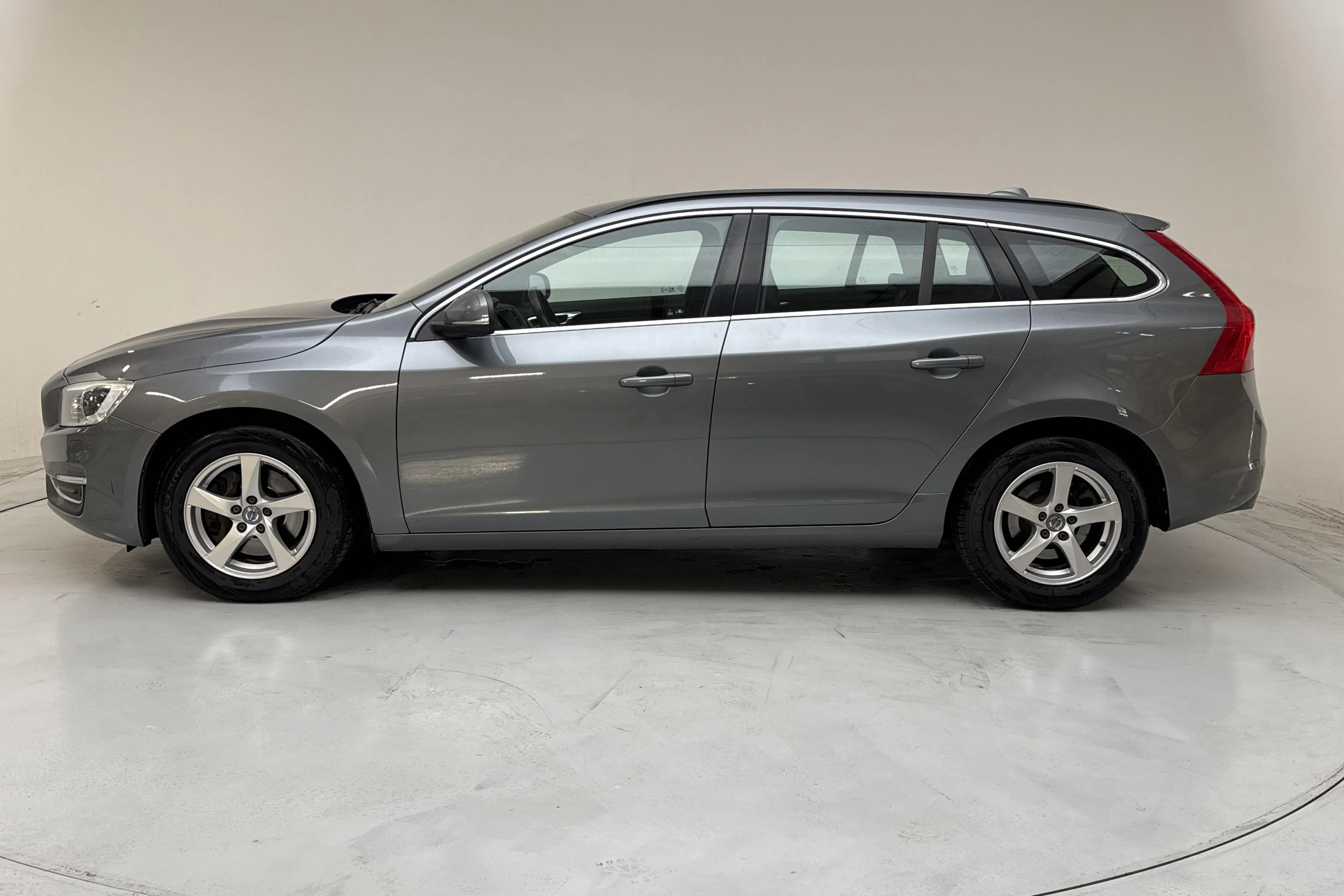 Presentationsfoto 2 av 15: Volvo V60 D4 AWD (190hk) - 23 887 mil - Automat - grå - 2016