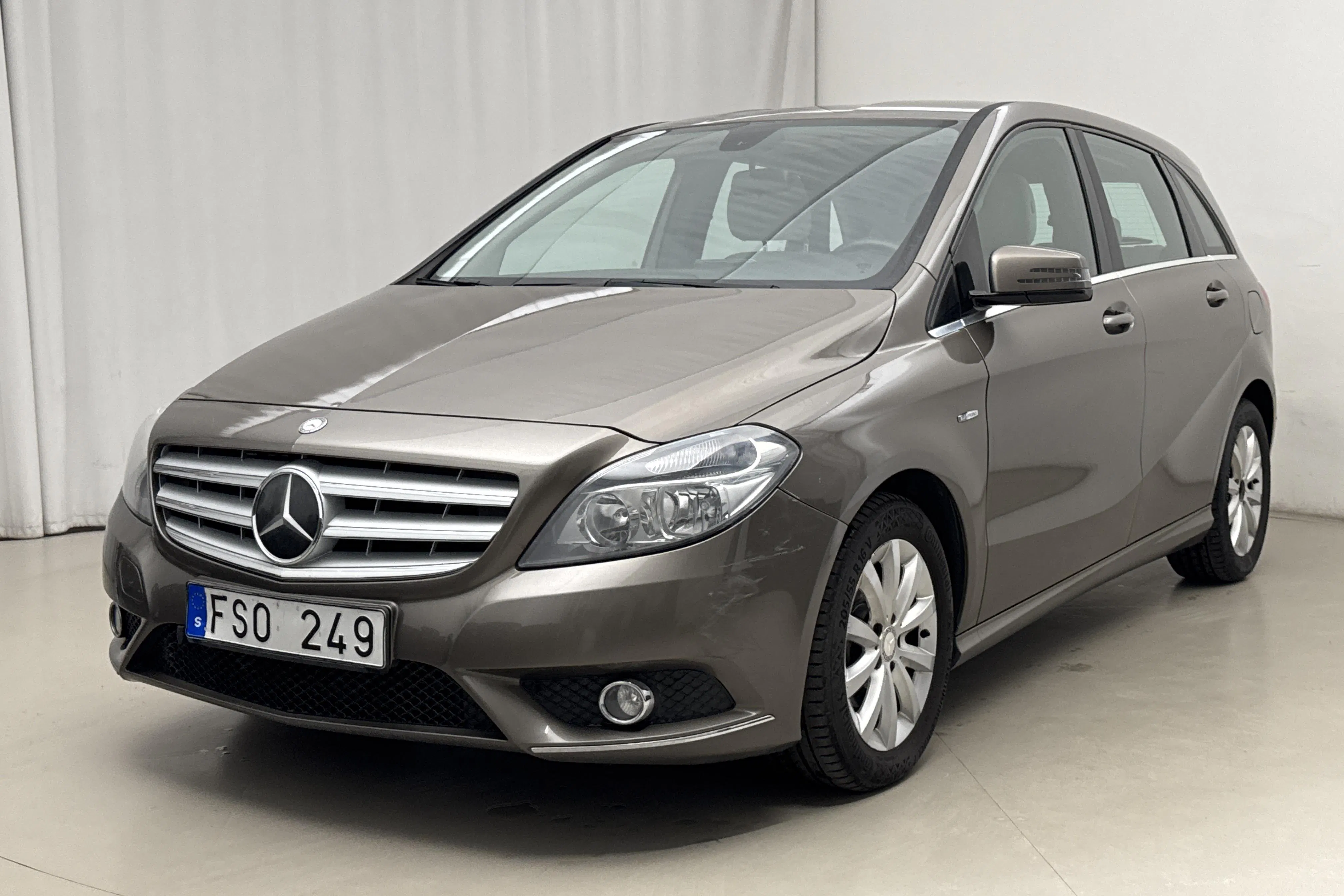 Presentation photo 1 of 16: Mercedes B 180 CDI W246 (109hk) - 18 947 Scandinavian mile - Manual - gray - 2012