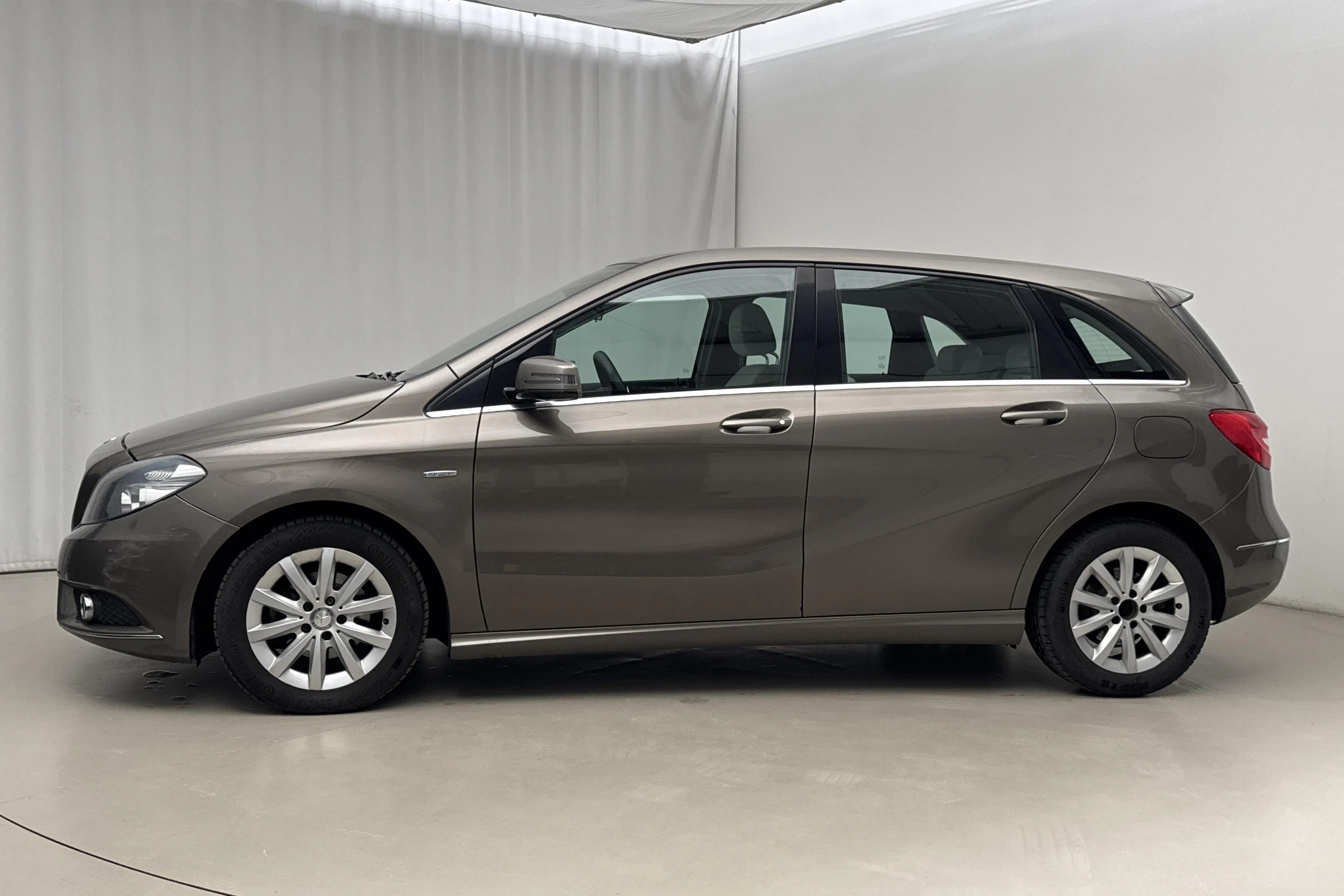 Presentation photo 2 of 16: Mercedes B 180 CDI W246 (109hk) - 18 947 Scandinavian mile - Manual - gray - 2012