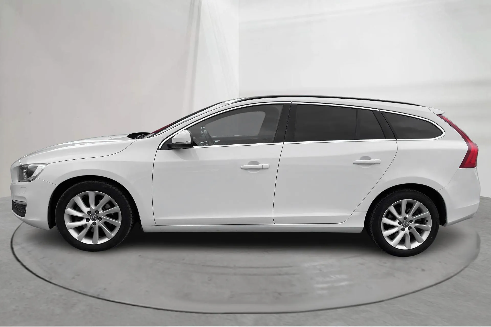 Presentation photo 2 of 19: Volvo V60 D4 (190hk) - 184 250 km - Automatic - white - 2016