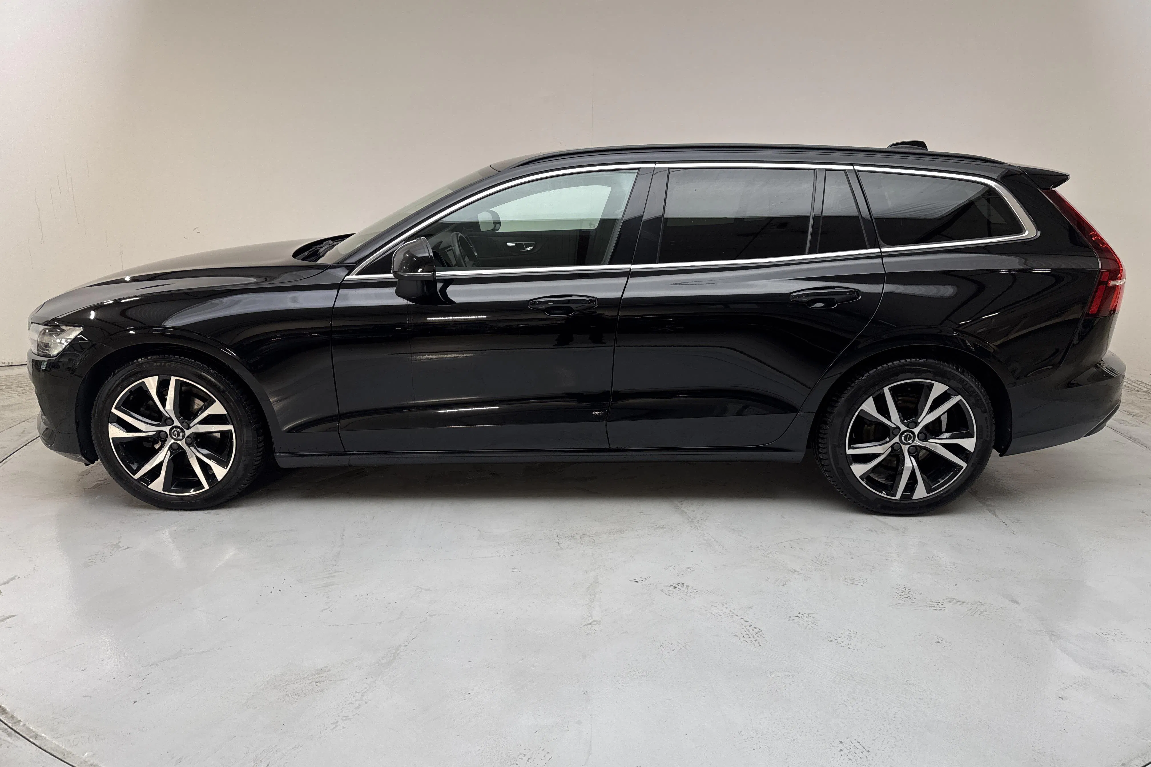Presentation photo 2 of 16: Volvo V60 B4 Mildhybrid, Diesel (197hk) - 126 730 km - Automatic - black - 2023