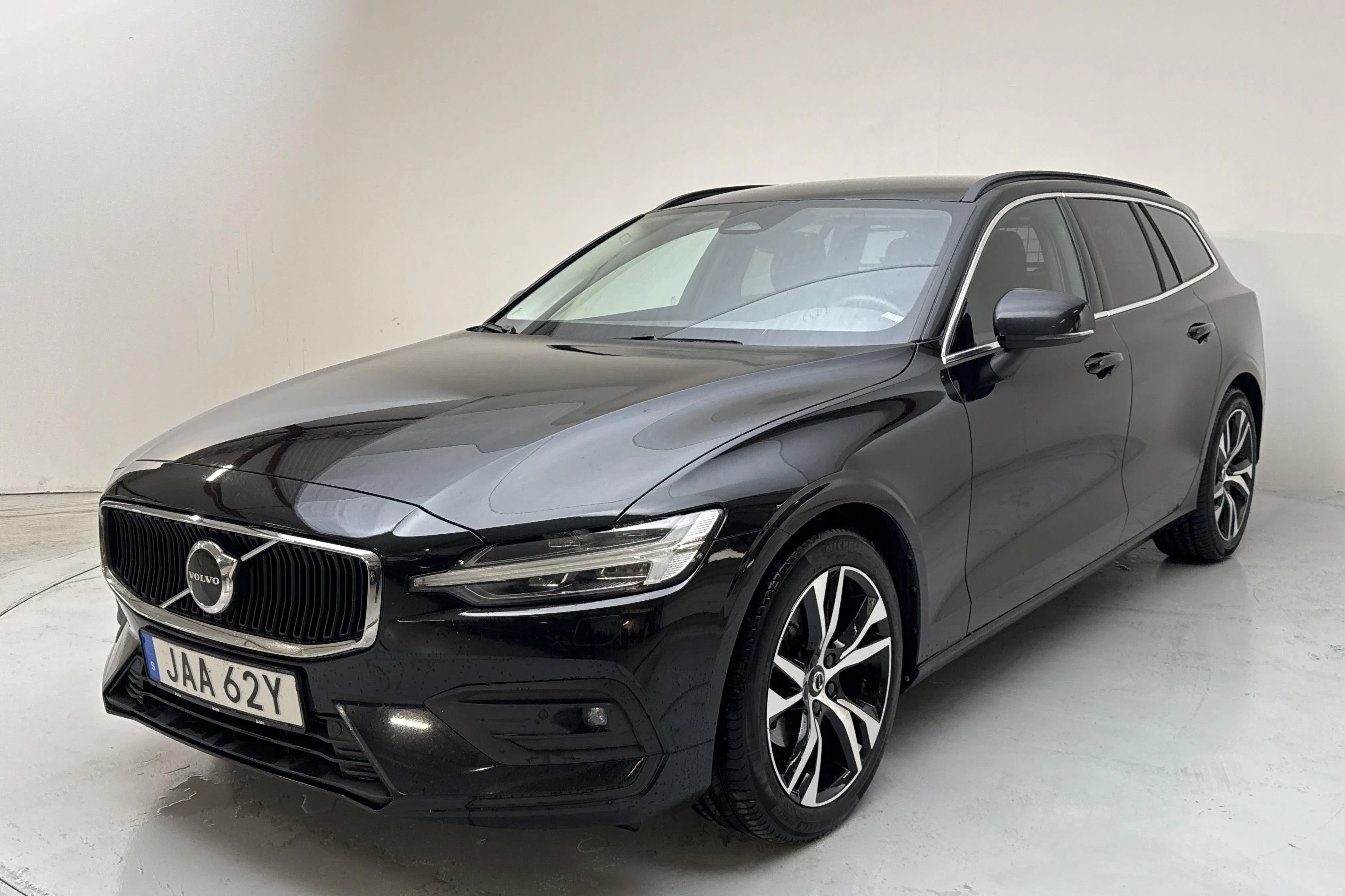 Presentation photo 1 of 16: Volvo V60 B4 Mildhybrid, Diesel (197hk) - 126 730 km - Automatic - black - 2023