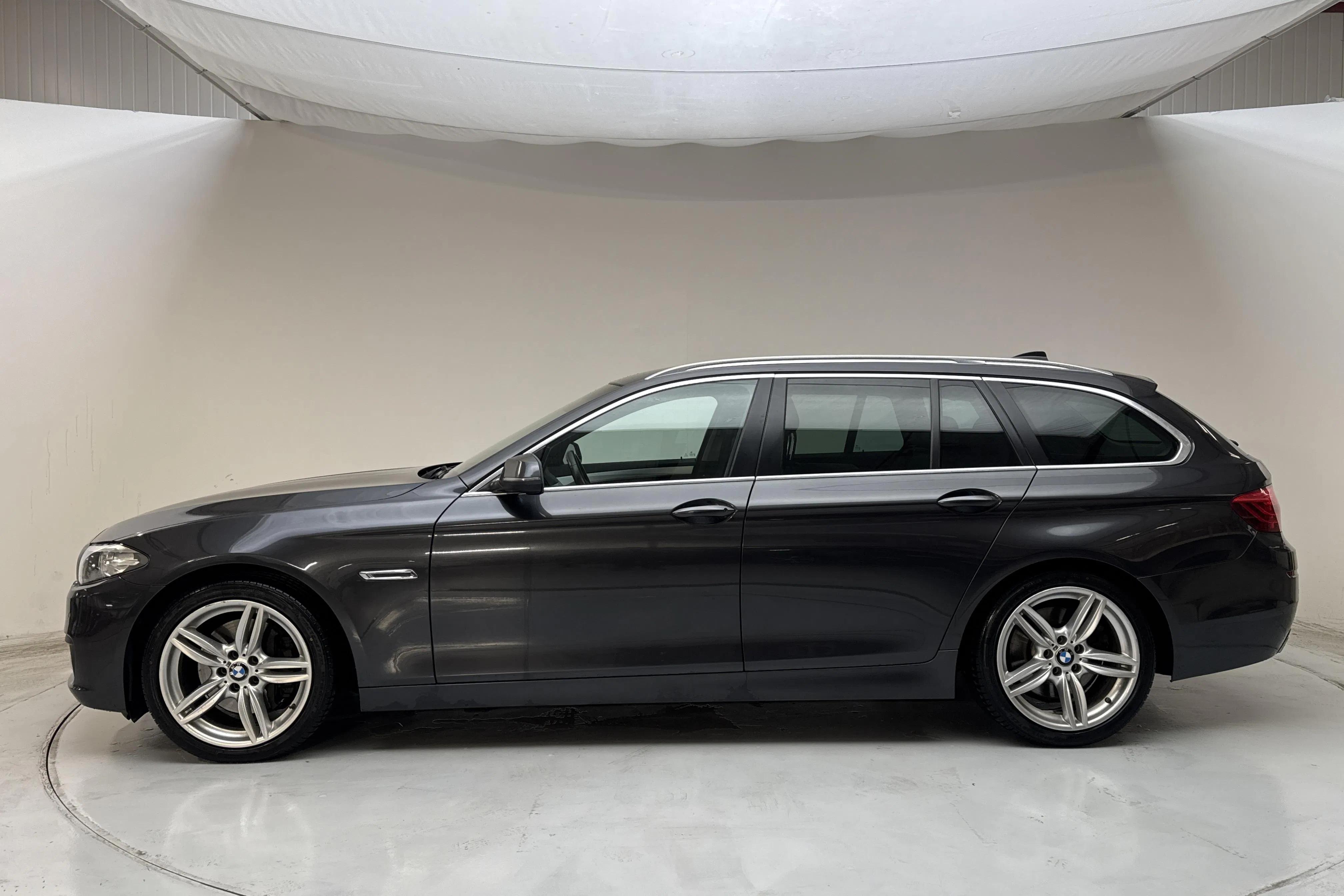 Presentation photo 2 of 16: BMW 535d xDrive Touring, F11 (313hk) - 213 340 km - Automatic - gray - 2014