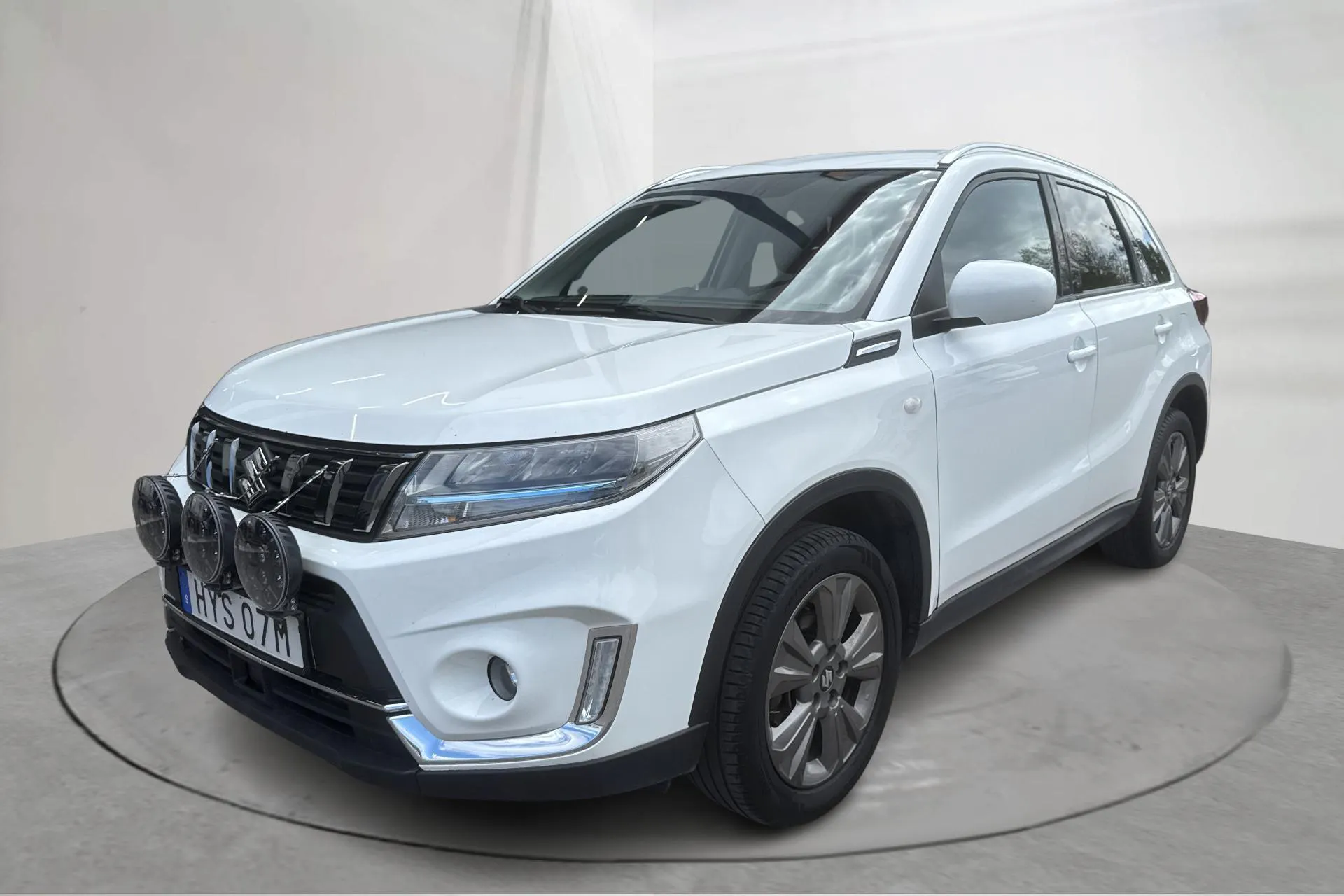 Presentationsfoto 1 av 15: Suzuki Vitara 1.4T Boosterjet Hybrid Allgrip 4x4 (129hk) - 15 352 mil - Manuell - vit - 2020