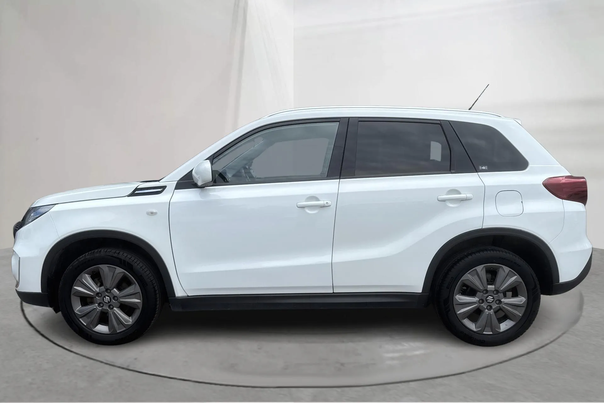 Presentationsfoto 2 av 15: Suzuki Vitara 1.4T Boosterjet Hybrid Allgrip 4x4 (129hk) - 15 352 mil - Manuell - vit - 2020