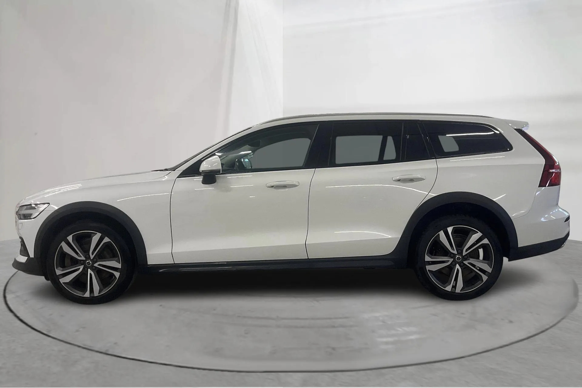 Presentationsfoto 2 av 27: Volvo V60 B4 Cross Country AWD Mildhybrid, Diesel (197hk) - 12 535 mil - Automat - vit - 2021