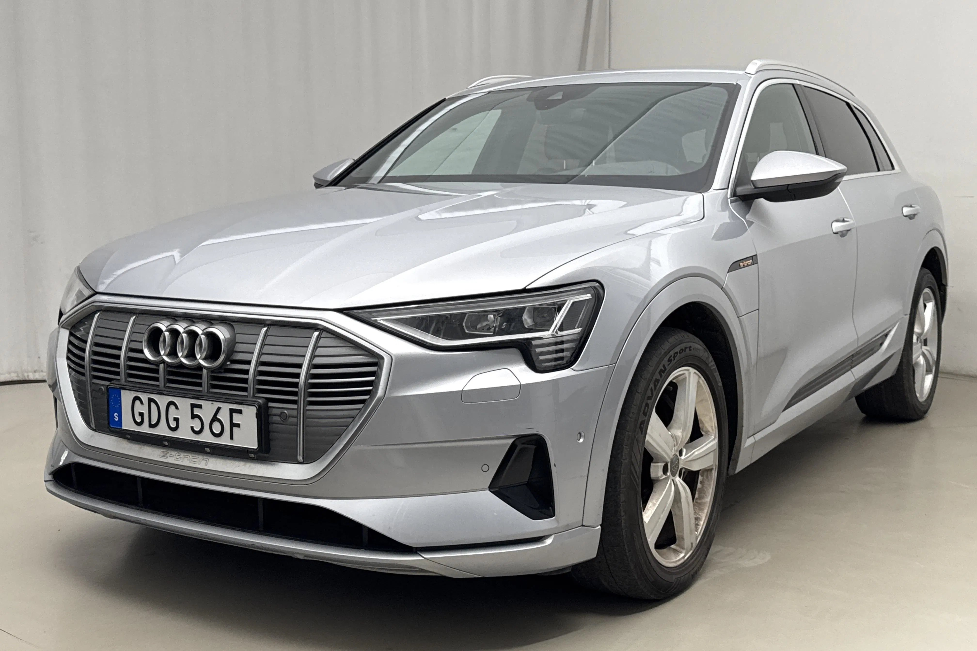 Presentationsfoto 1 av 22: Audi e-tron 55 quattro 95kWh (360hk) - 19 897 mil - Automat - silver - 2020