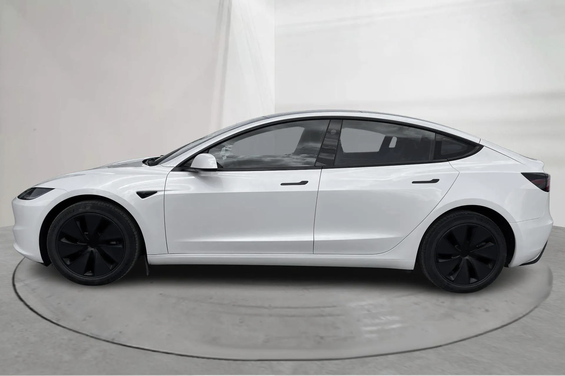 Presentation photo 2 of 23: Tesla Model 3 Long Range Dual Motor AWD - 11 518 Scandinavian mile - Automatic - white - 2024