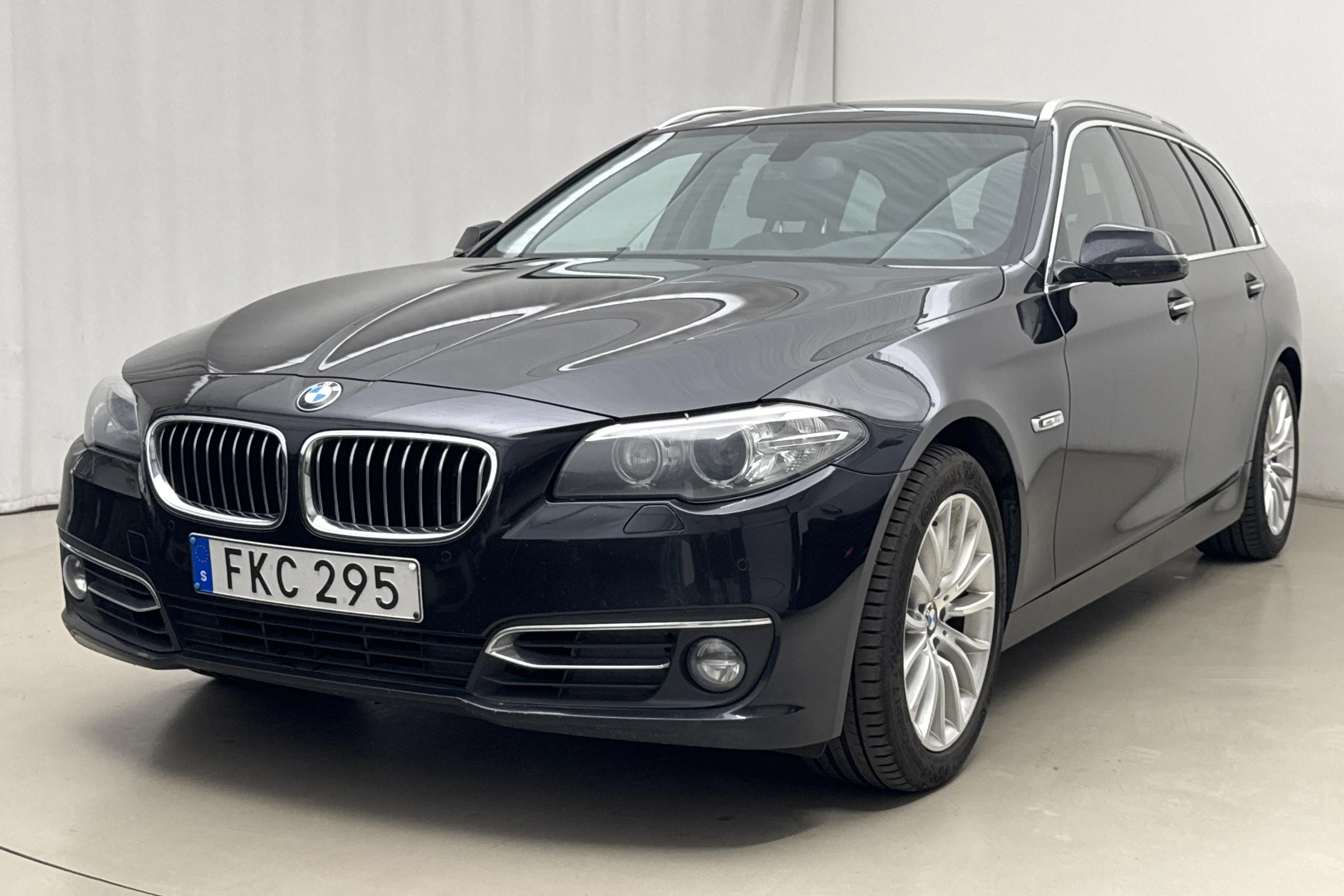 Presentationsfoto 1 av 22: BMW 530d xDrive Touring, F11 (258hk) - 18 649 mil - Automat - svart - 2014