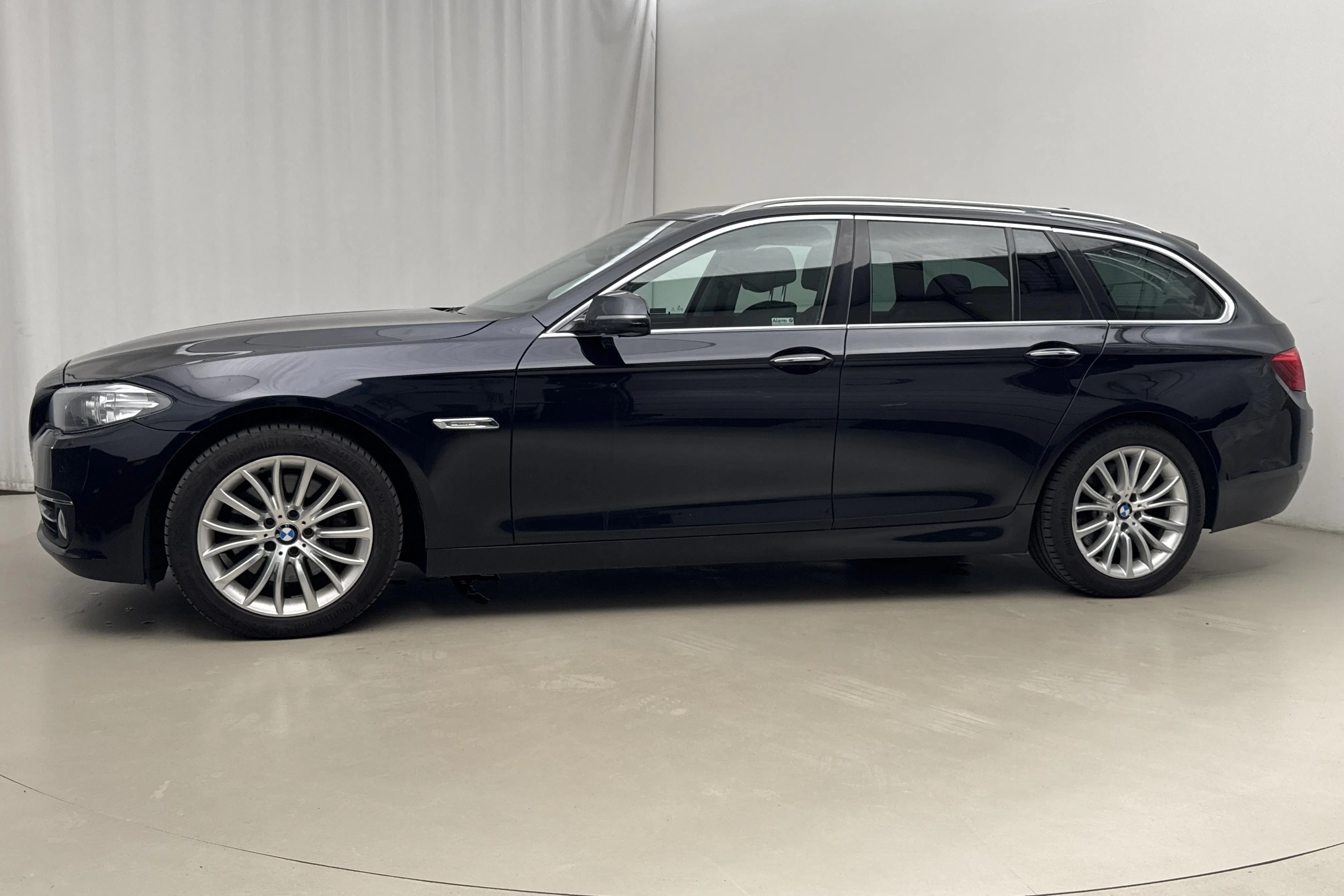 Presentationsfoto 2 av 22: BMW 530d xDrive Touring, F11 (258hk) - 18 649 mil - Automat - svart - 2014