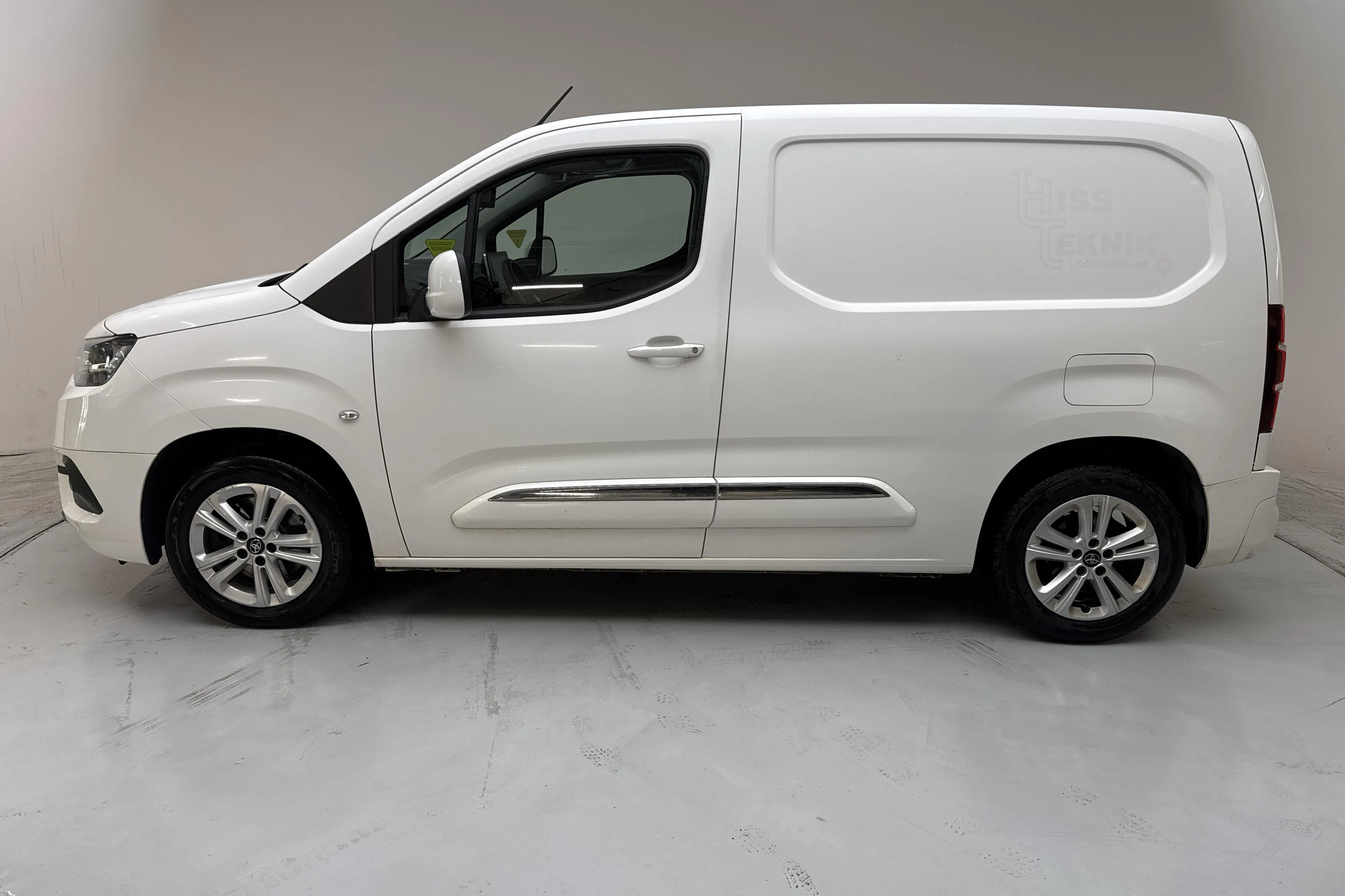 Presentationsfoto 2 av 12: Toyota PROACE CITY 1.5D (130hk) - 17 364 mil - Automat - vit - 2020
