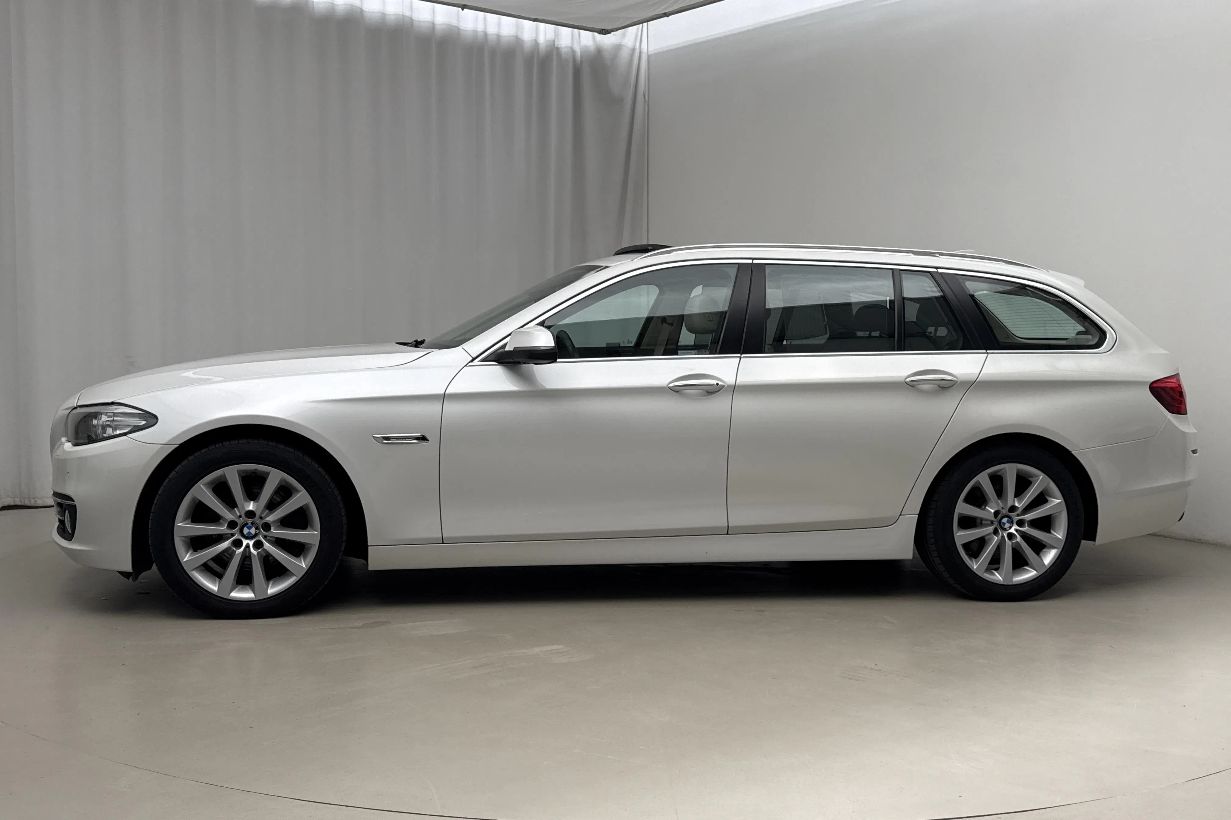 Presentationsfoto 2 av 22: BMW 520d xDrive Touring, F11 (190hk) - 15 390 mil - Automat - vit - 2016