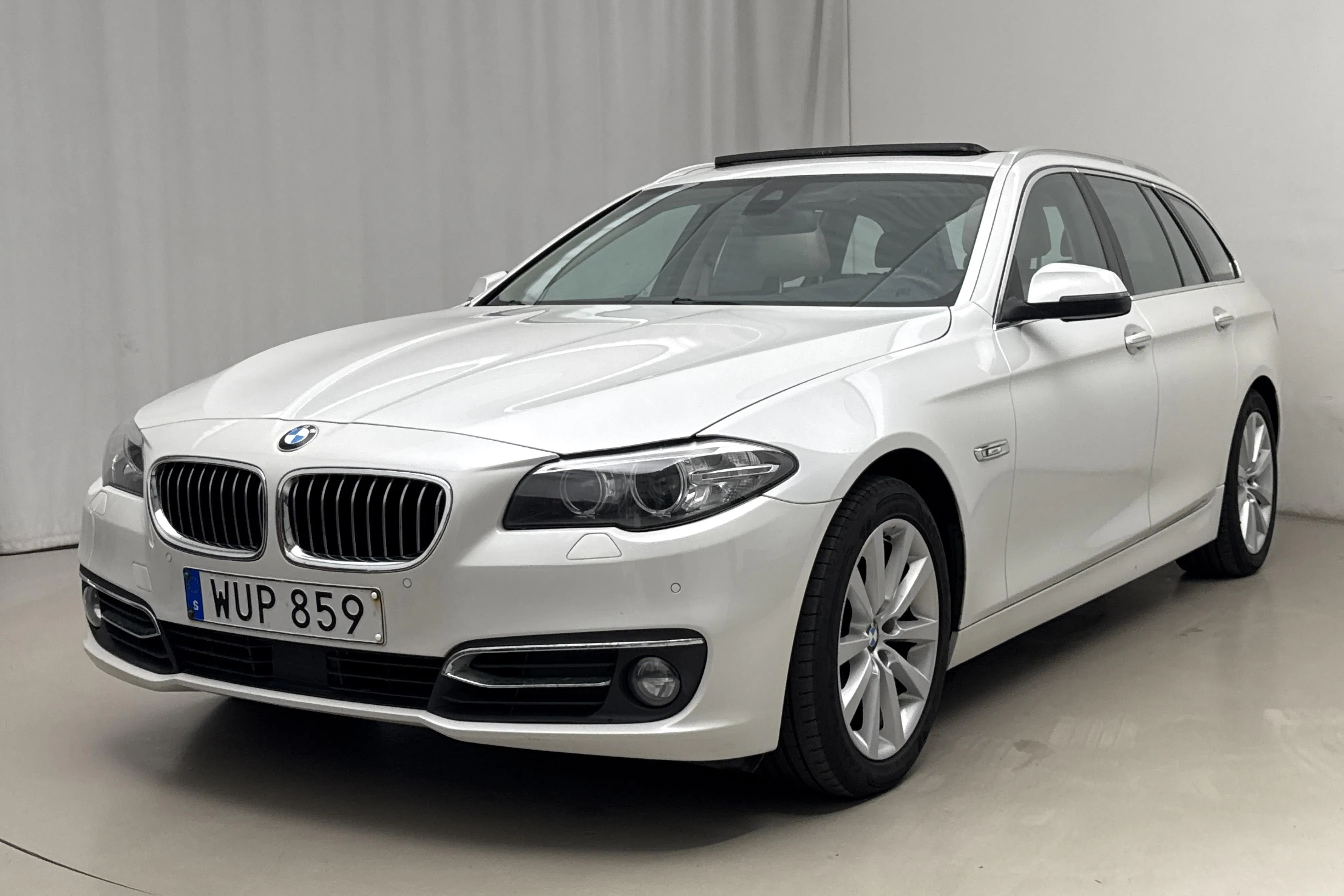 Presentationsfoto 1 av 22: BMW 520d xDrive Touring, F11 (190hk) - 15 390 mil - Automat - vit - 2016