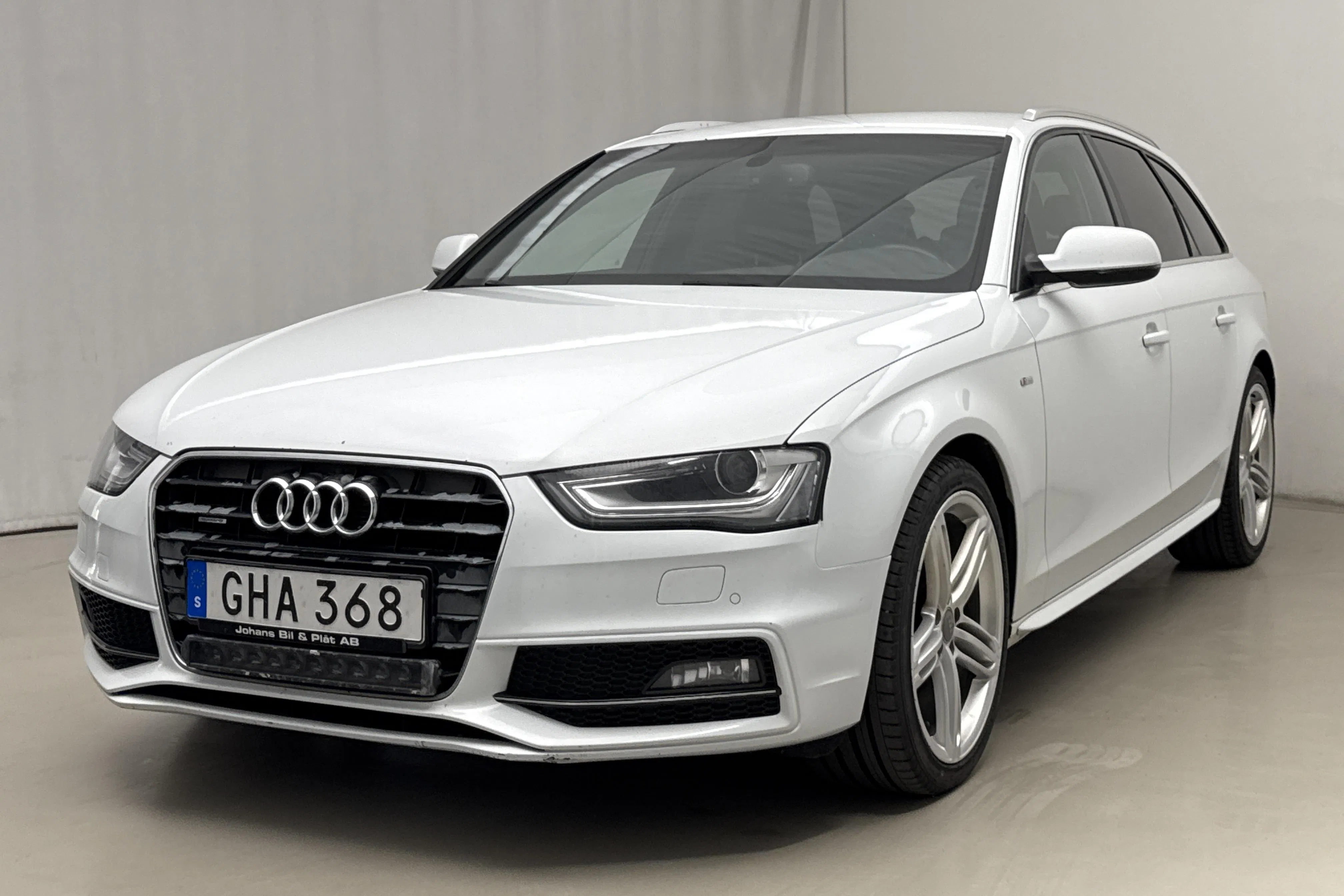 Presentation photo 1 of 19: Audi A4 2.0 TDI Avant quattro (177hk) - 235 100 km - Automatic - white - 2014