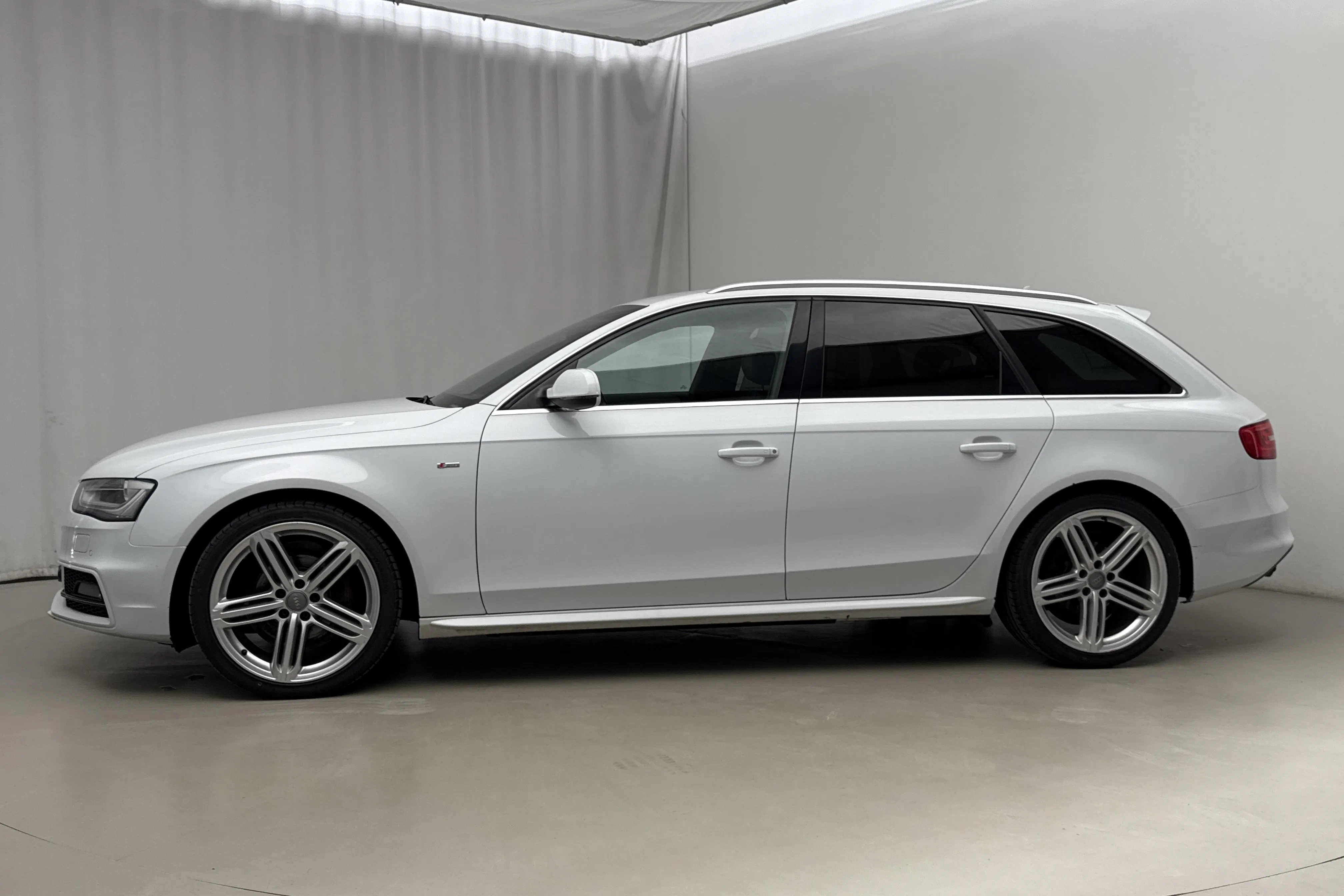 Presentation photo 2 of 19: Audi A4 2.0 TDI Avant quattro (177hk) - 235 100 km - Automatic - white - 2014