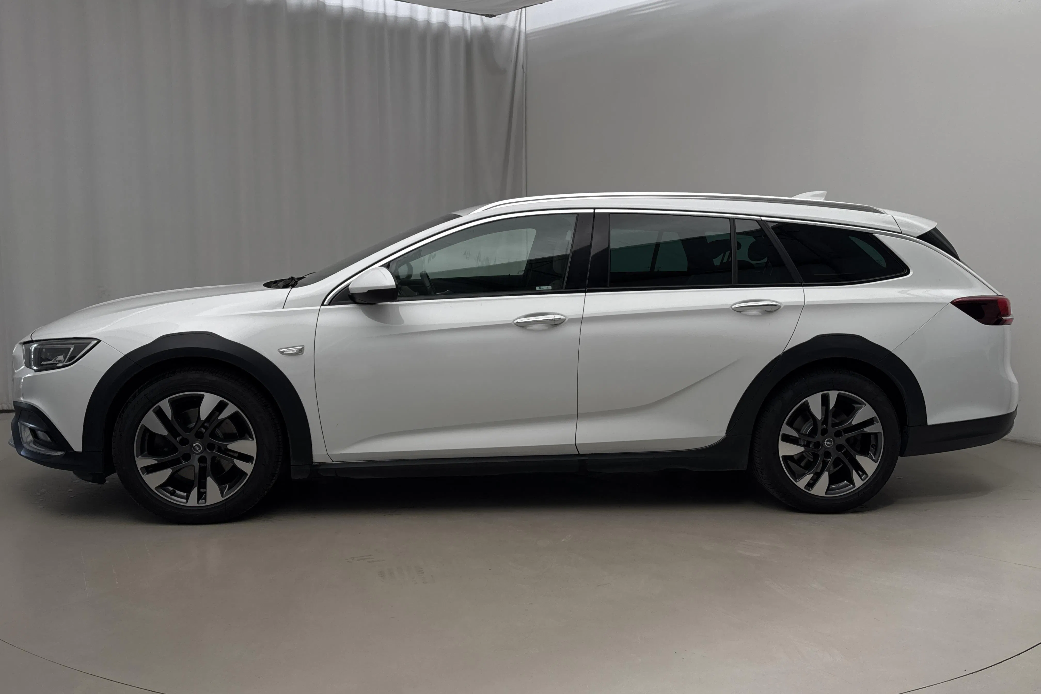 Presentationsfoto 2 av 16: Opel Insignia 2.0 CDTI Country Tourer 4x4 (210hk) - 10 571 mil - Automat - vit - 2018