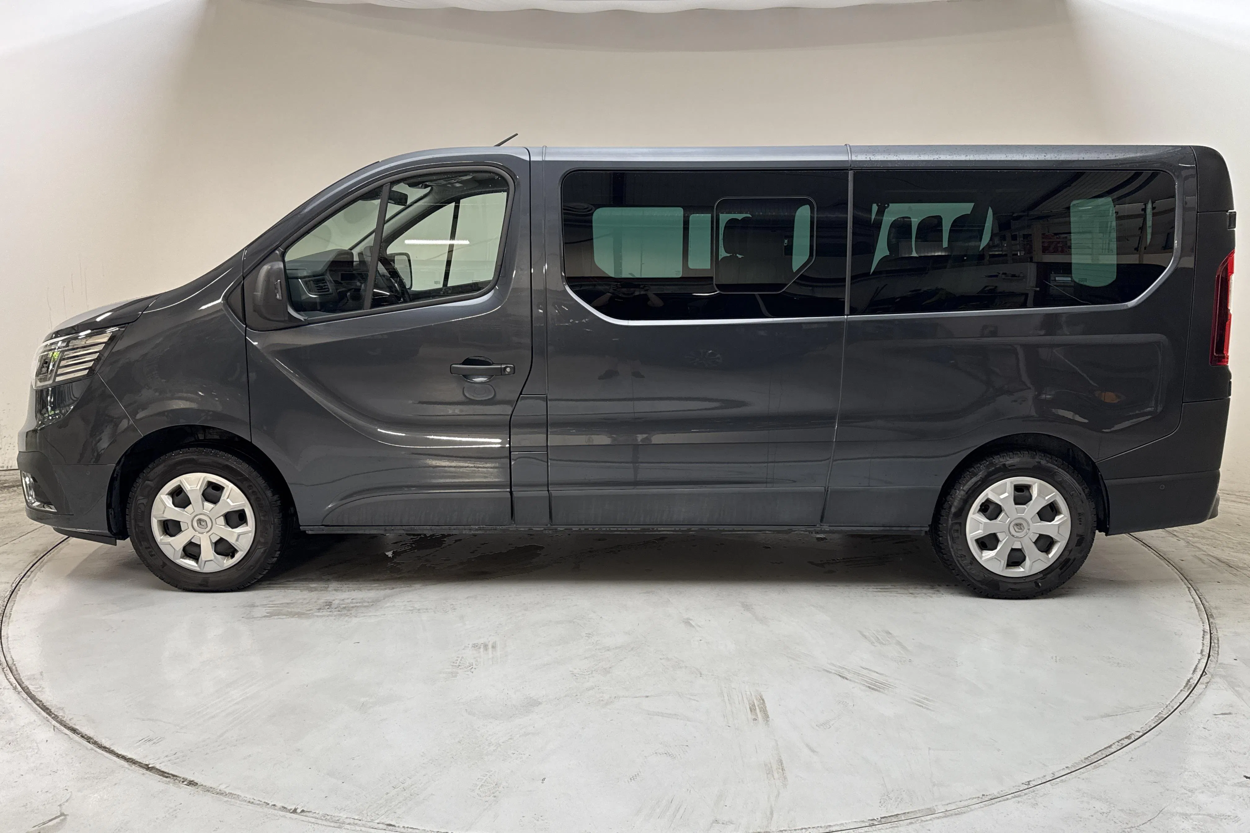 Presentation photo 2 of 14: Renault Trafic 2.0 dCi Skåp (150hk) - 61 410 km - Automatic - gray - 2023