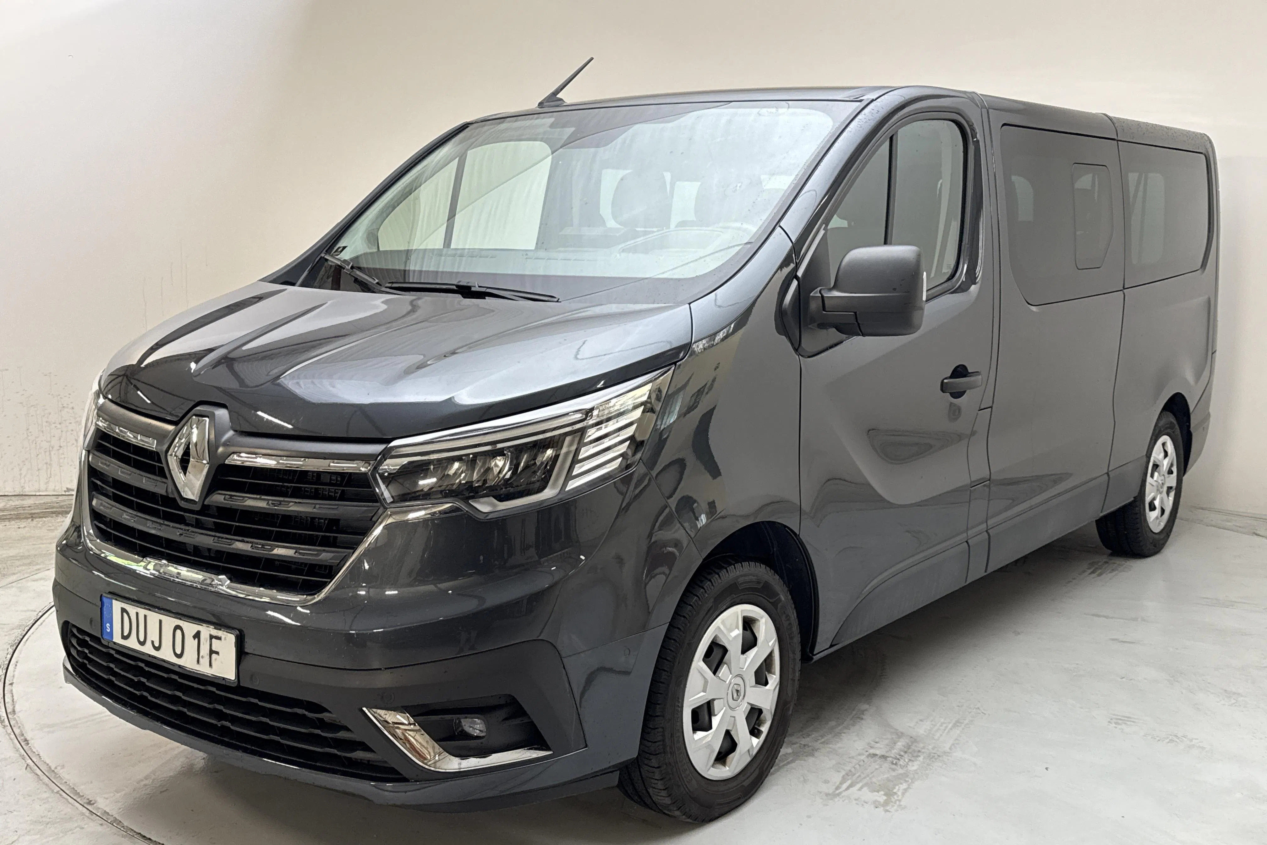 Presentation photo 1 of 14: Renault Trafic 2.0 dCi Skåp (150hk) - 61 410 km - Automatic - gray - 2023