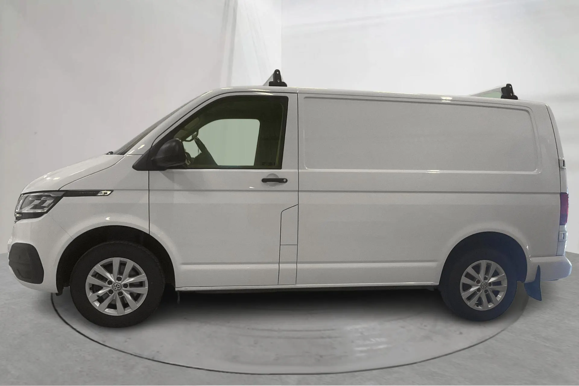Presentationsfoto 2 av 19: VW Transporter T6.1 Skåp TDI (110hk) - 4 345 mil - Manuell - vit - 2020