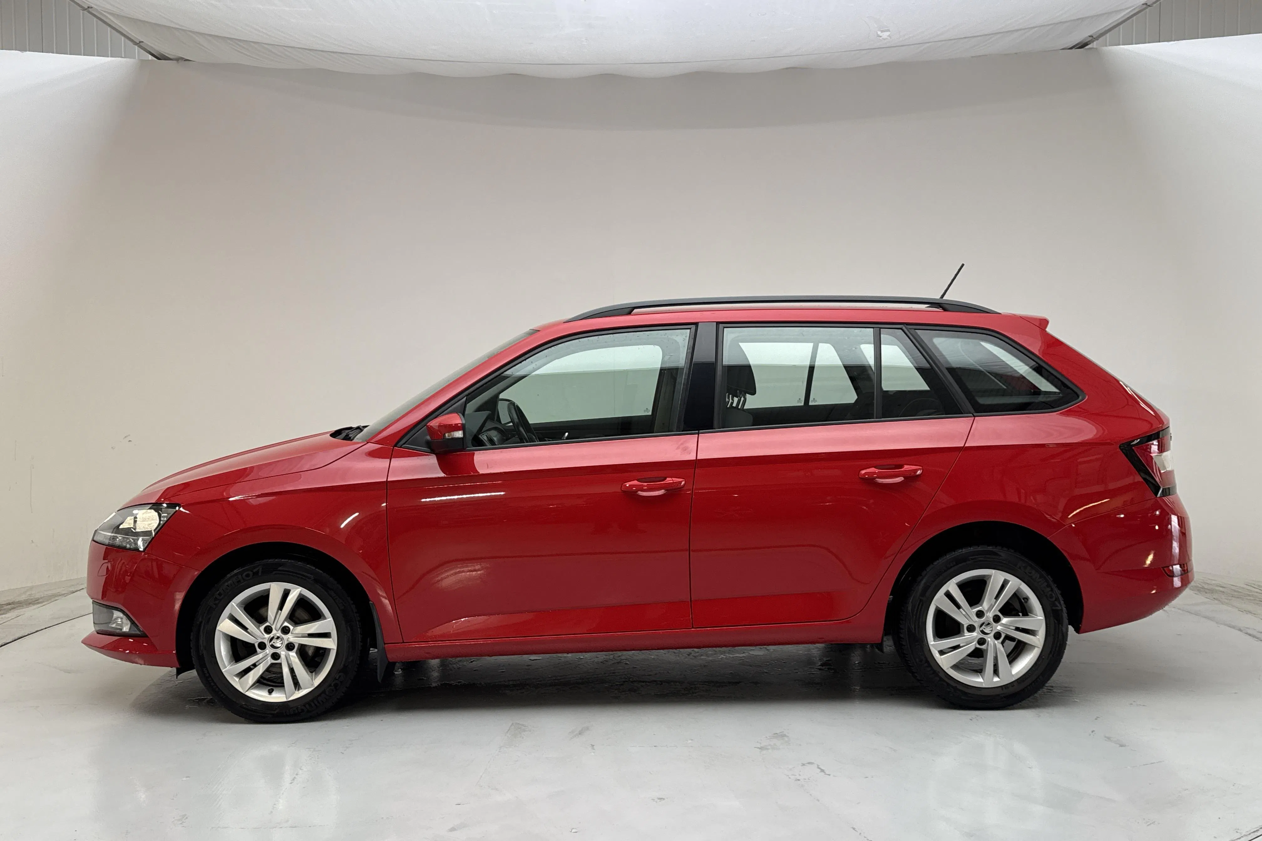 Presentationsfoto 2 av 12: Skoda Fabia 1.0 TSI Kombi (95hk) - 7 902 mil - Manuell - röd - 2019