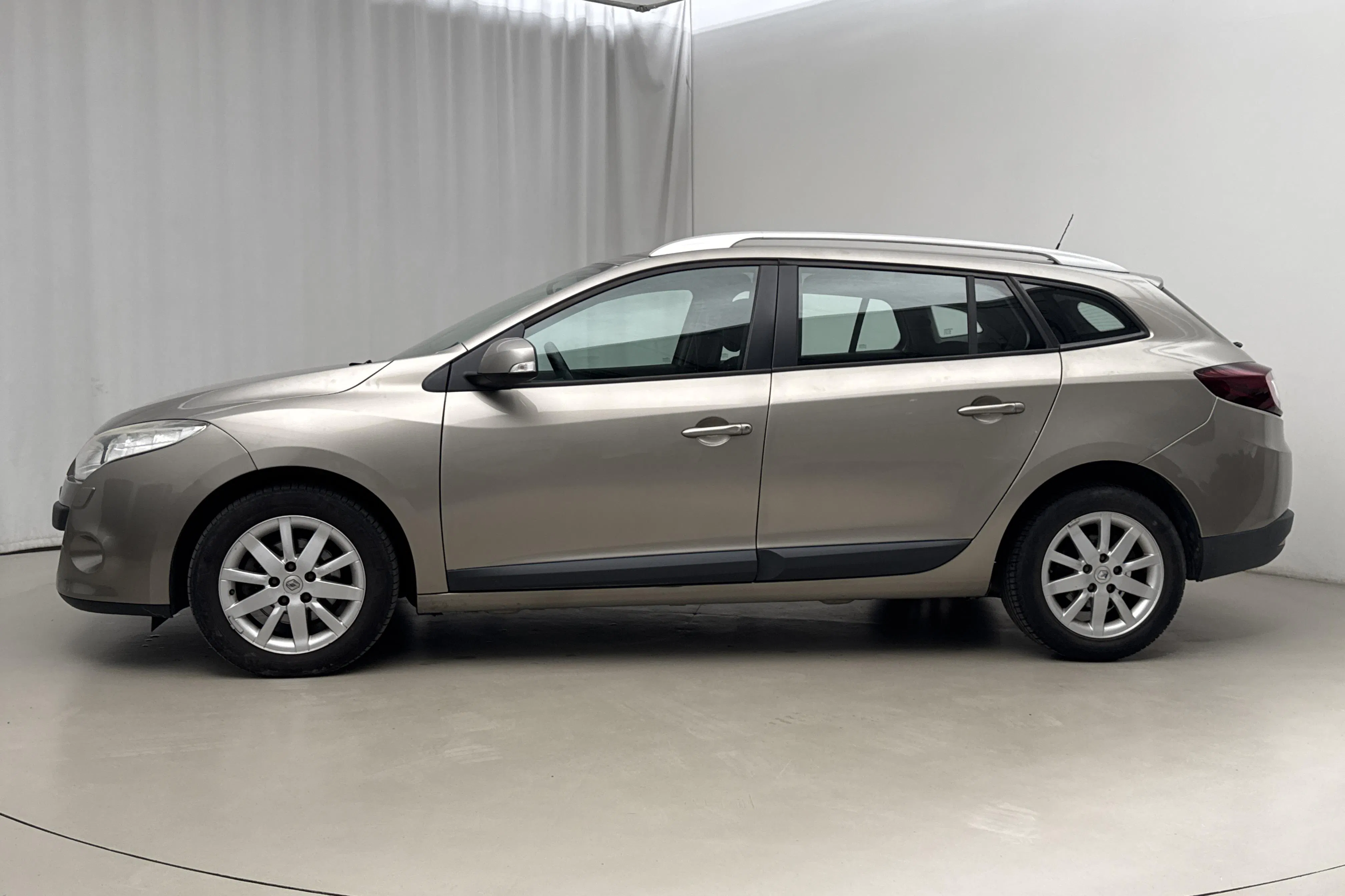 Presentationsfoto 2 av 16: Renault Mégane Phas III 1.5 dCi Sports Tourer (90hk) - 10 376 mil - Manuell - Ljusbrun - 2010