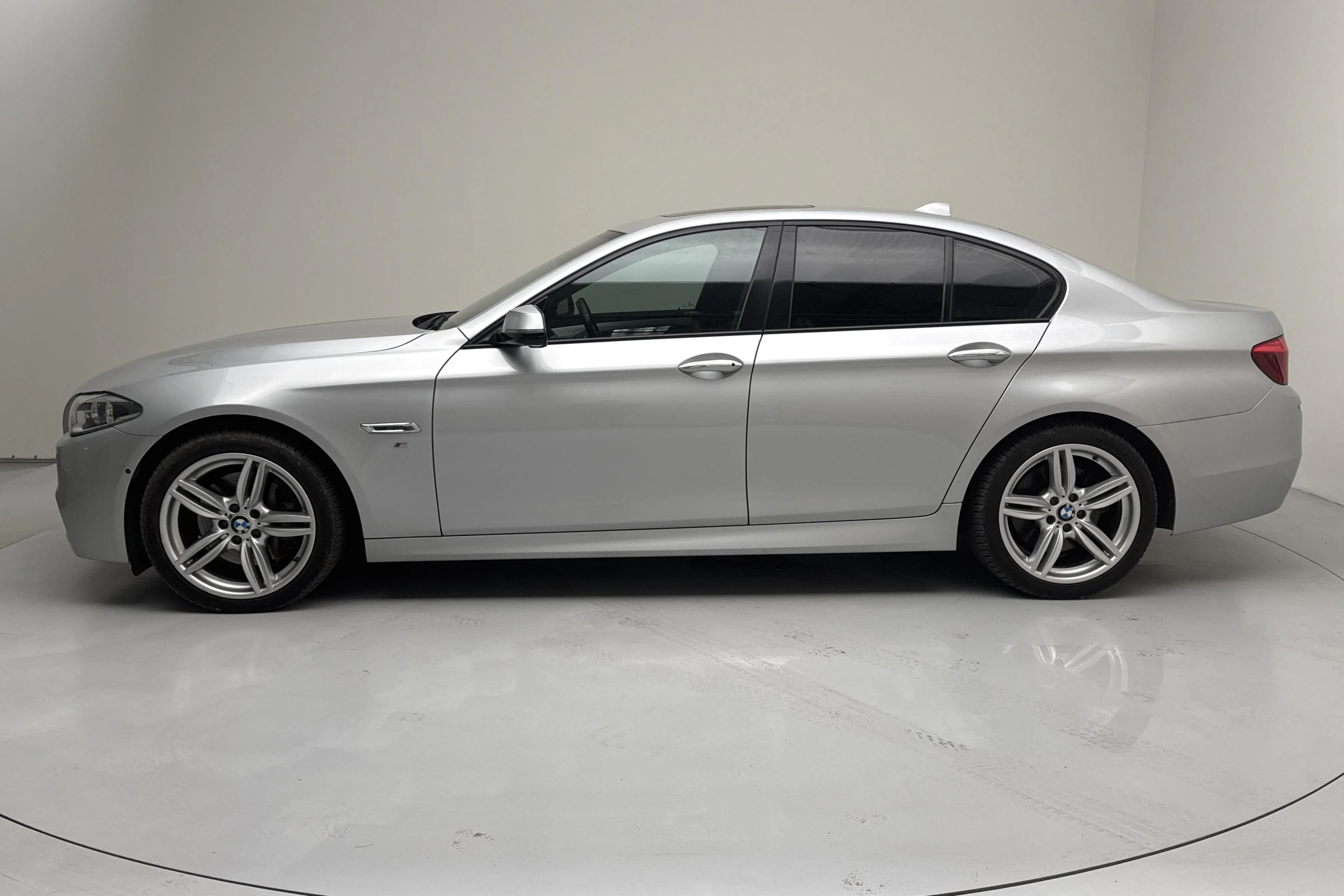Presentationsfoto 2 av 15: BMW 530d xDrive Sedan, F10 (258hk) - 10 445 mil - Automat - silver - 2016