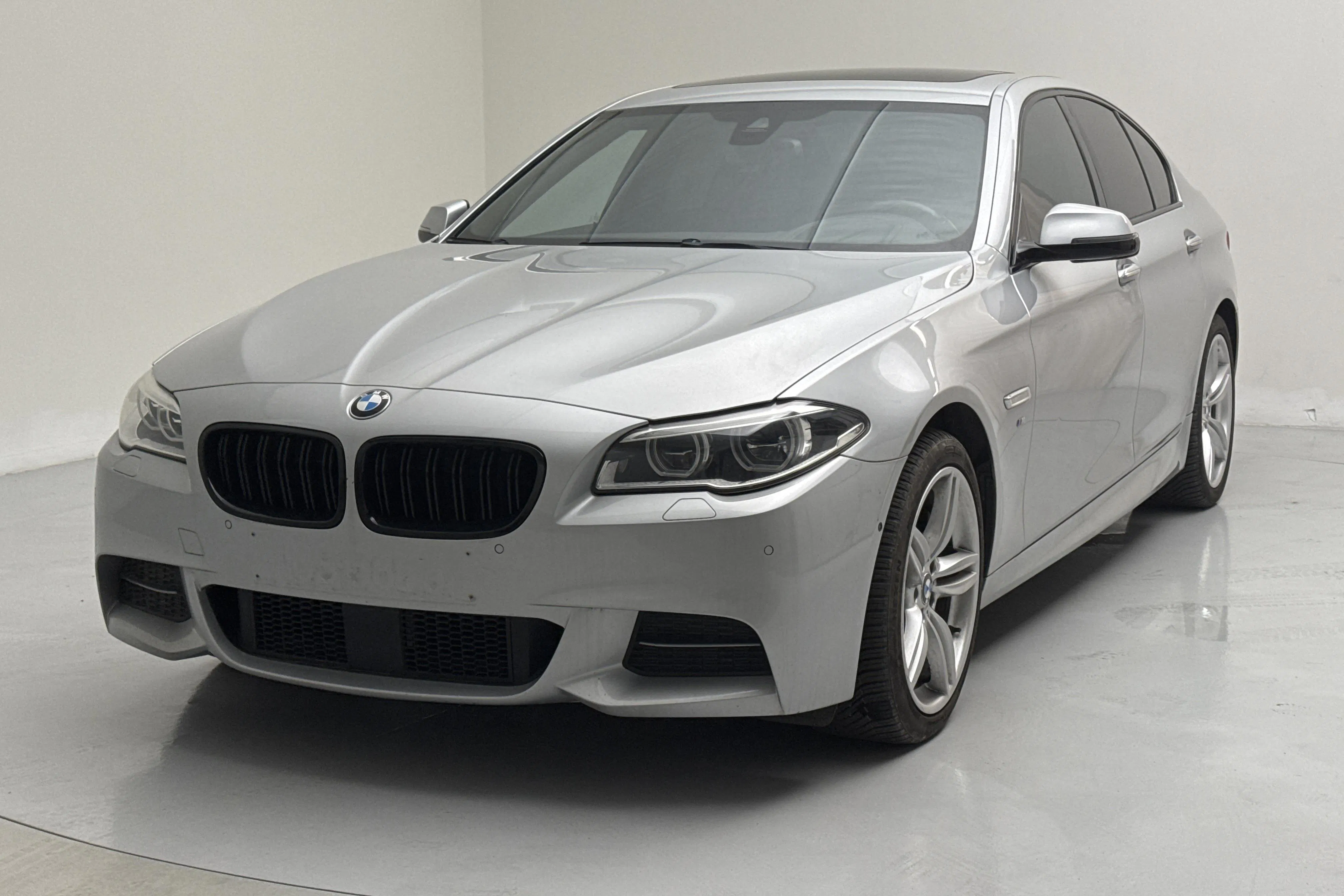 Presentationsfoto 1 av 15: BMW 530d xDrive Sedan, F10 (258hk) - 10 445 mil - Automat - silver - 2016
