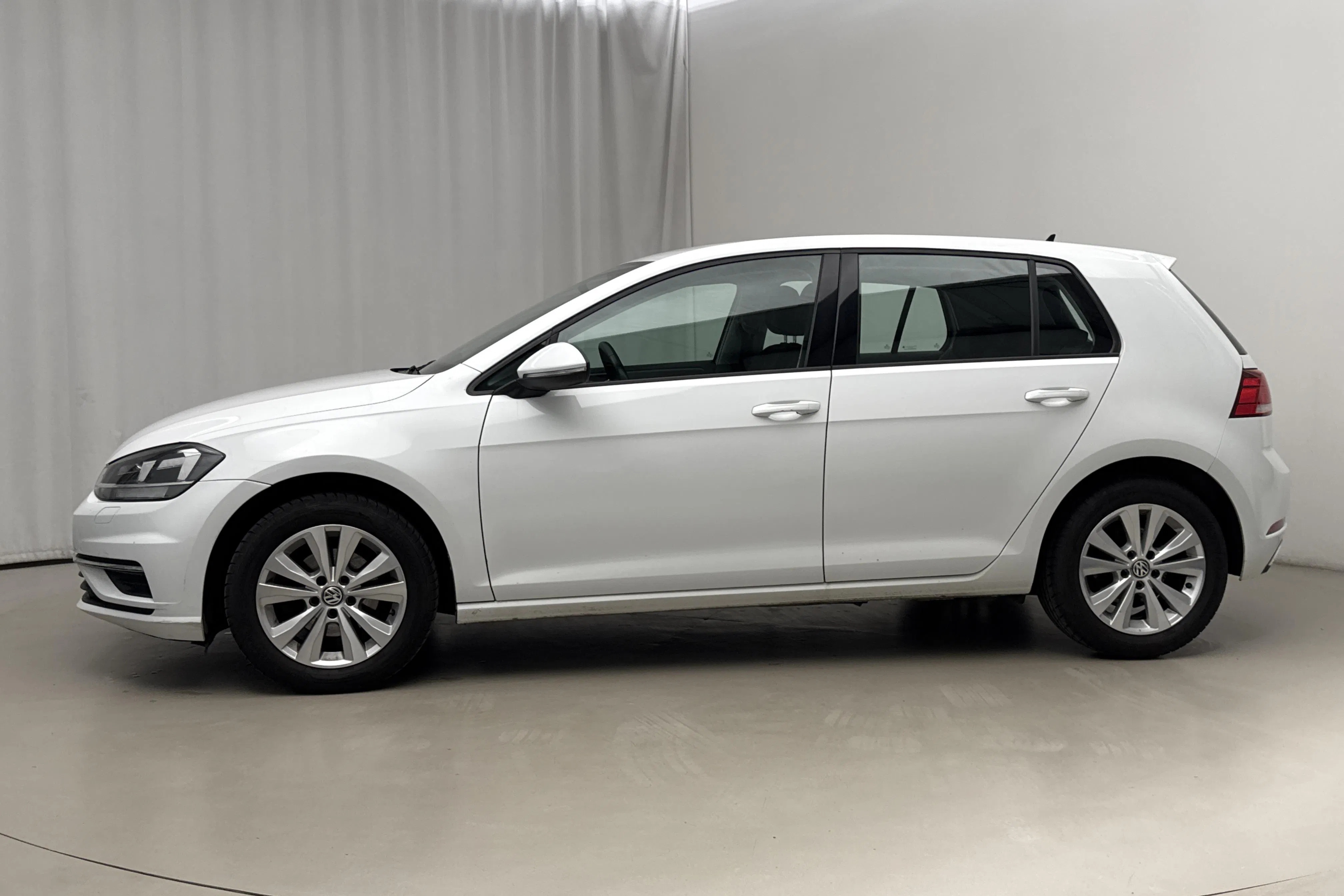 Zdjęcie prezentacyjne 2 z 16: VW Golf VII 1.0 TSI 5dr (110hk) - 50 290 km - Manualna - biały - 2018