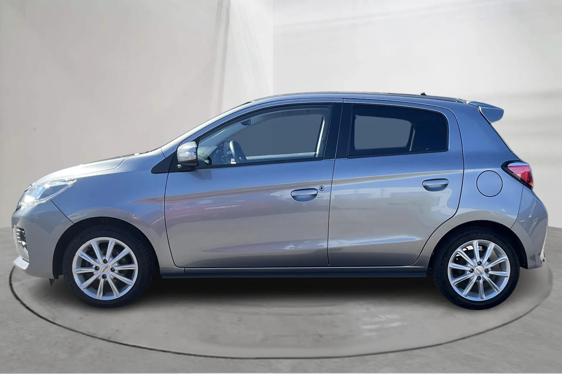 Presentationsfoto 2 av 14: Mitsubishi Spacestar 1.2 (80hk) - 5 981 mil - Automat - grå - 2023
