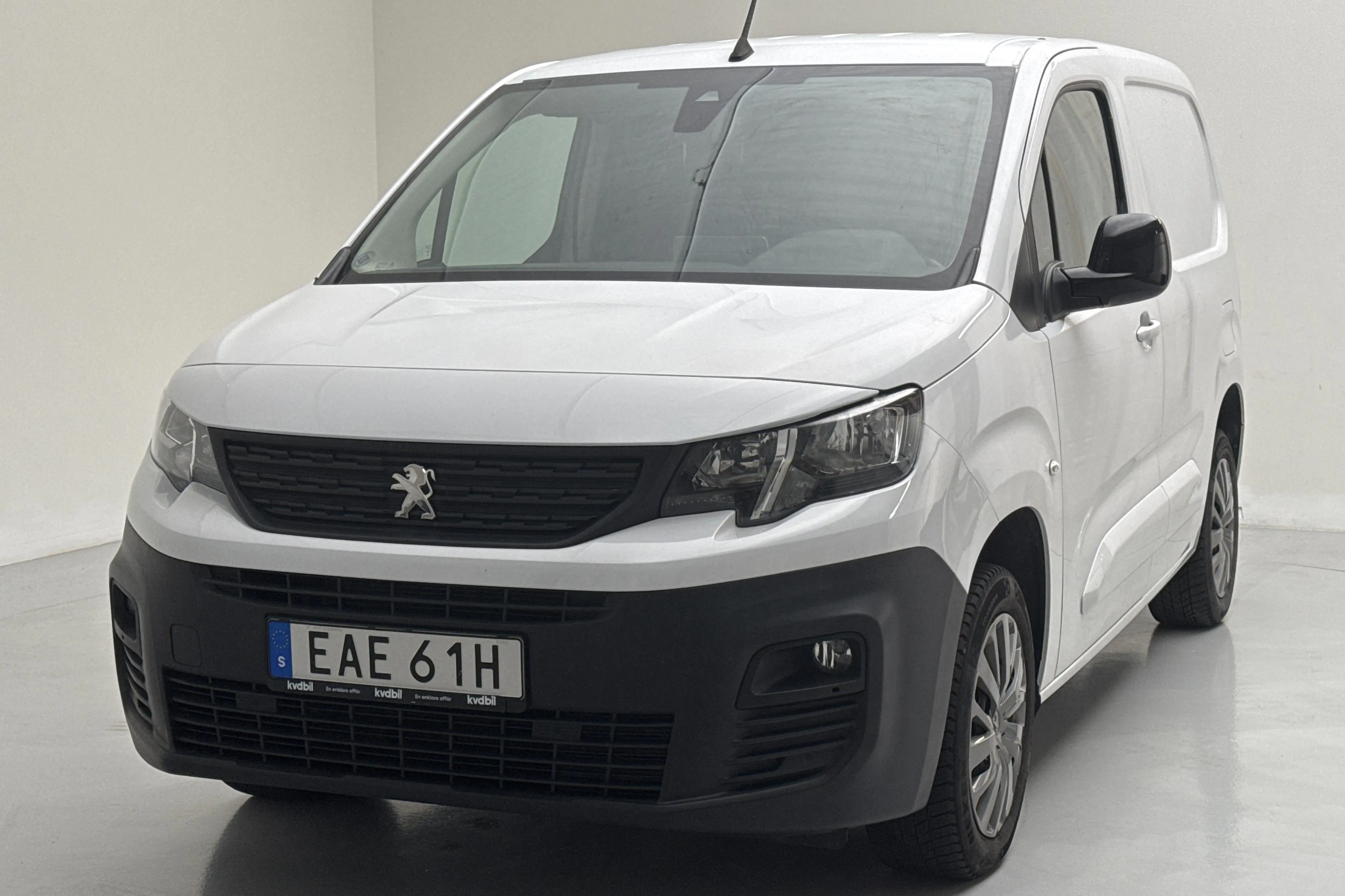 Presentation photo 1 of 11: Peugeot Partner 1.5 HDI Skåp (130hk) - 35 400 km - Automatic - white - 2022