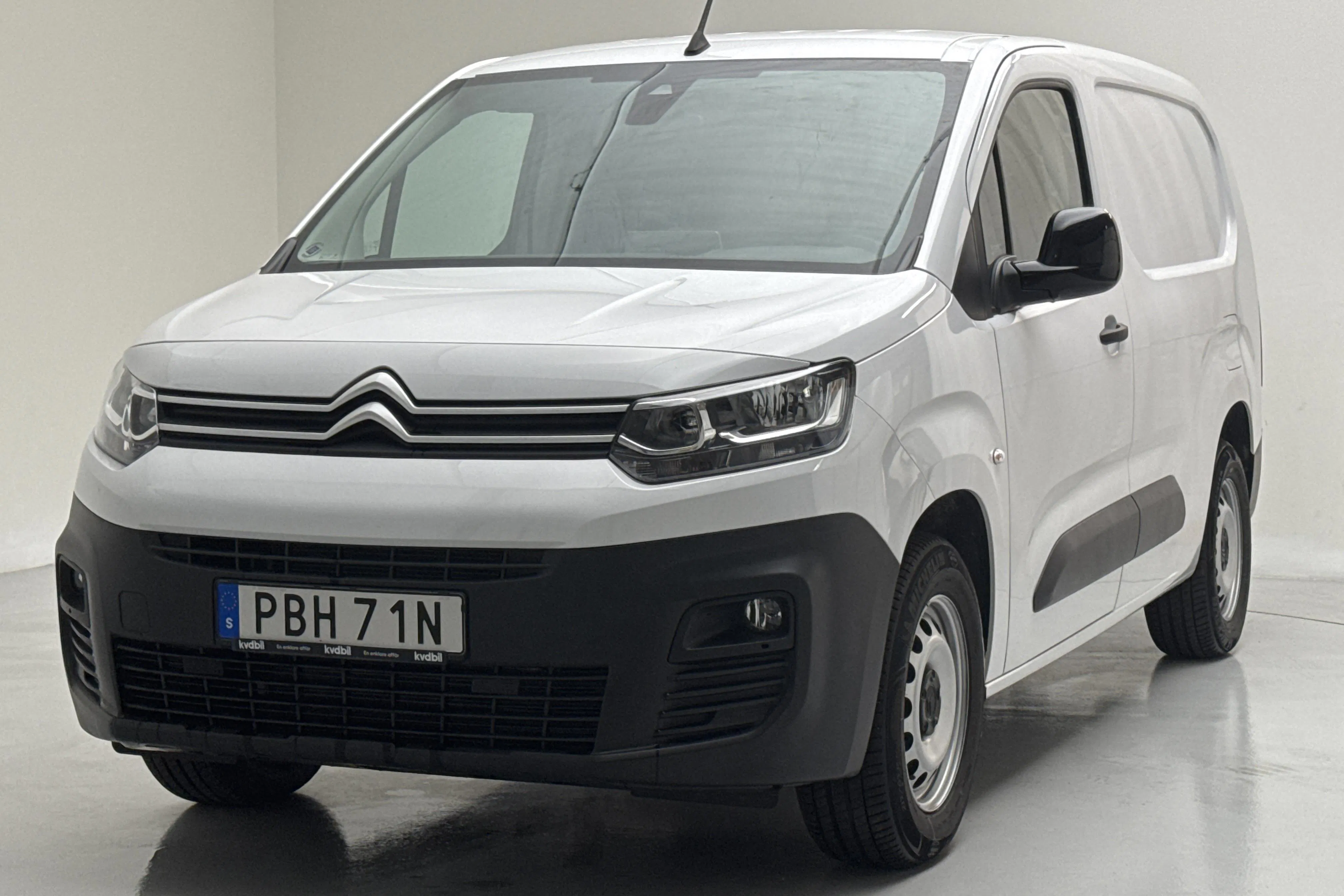 Presentation photo 1 of 16: Citroën e-Berlingo 50kWh (136hk) - 4 920 km - Automatic - white - 2024