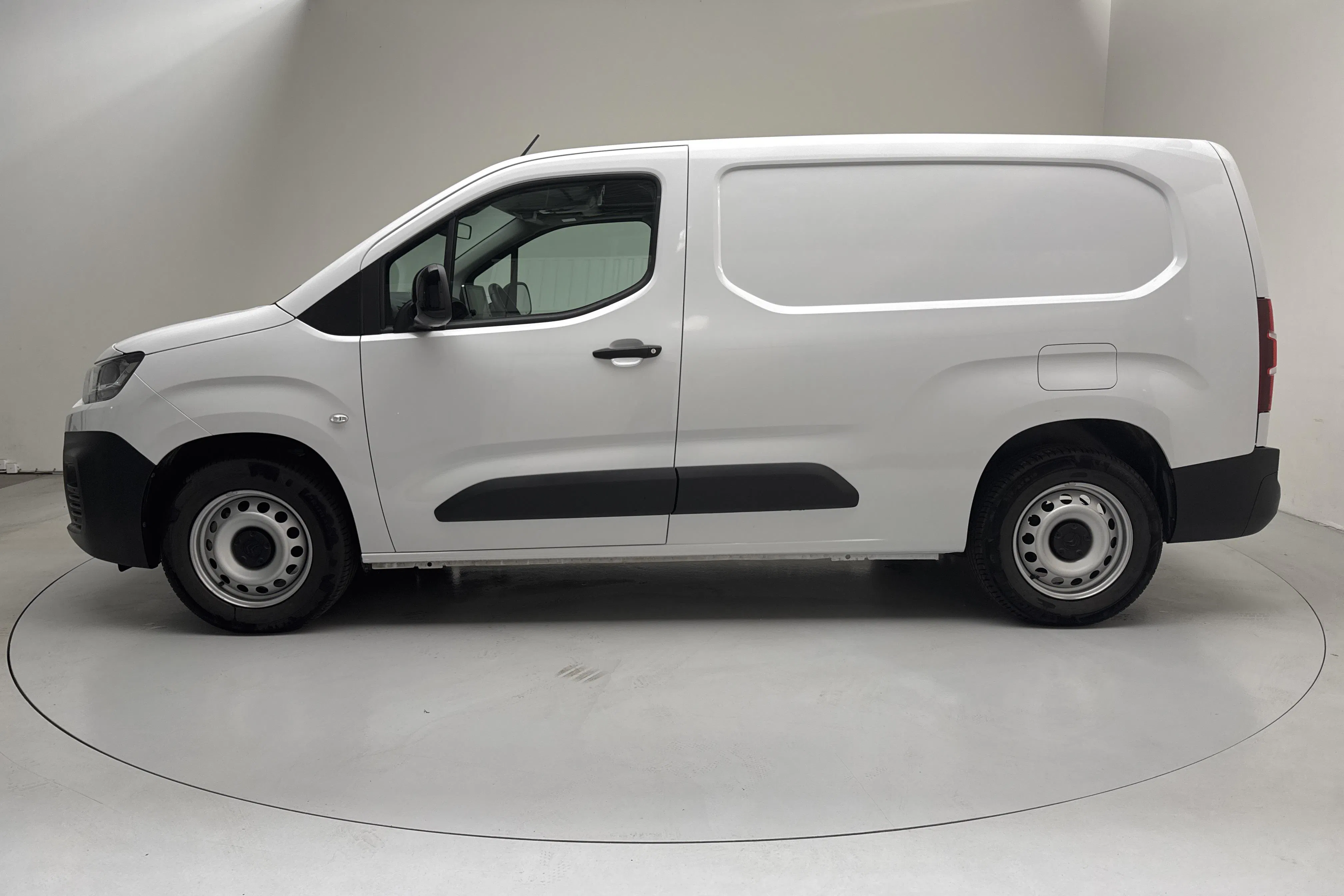 Presentation photo 2 of 16: Citroën e-Berlingo 50kWh (136hk) - 4 920 km - Automatic - white - 2024
