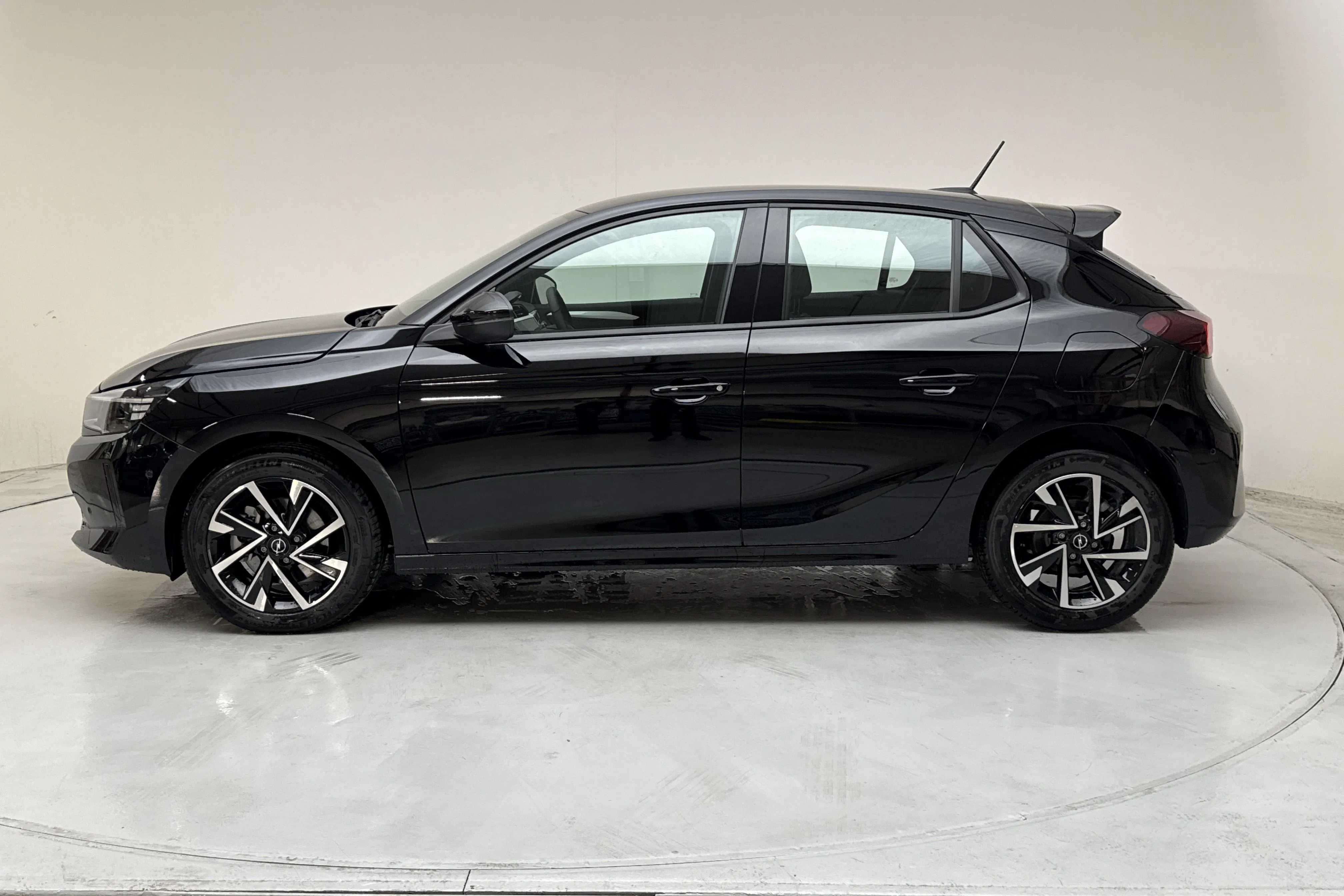 Presentation photo 2 of 12: Opel Corsa 1.2 Hybrid 5dr (100hk) - 30 km - Automatic - black - 2025